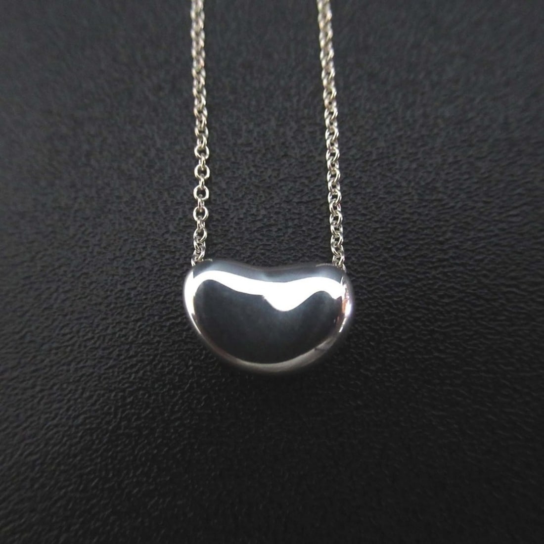 Tiffany & Co. Elsa Peretti Beans Necklace Pendant 925SV Silver Women's: --- Catalog ---Category: SizeWeight: 3.1g / 0.1oz.Pendant Size: 7mm x 10mm / 0.27'' x 0.39''Neck Circumference: 41.5 cm / 16.33''Category: DesignColor: SilverGender: WomenMaterial: Silver 925Pendant T