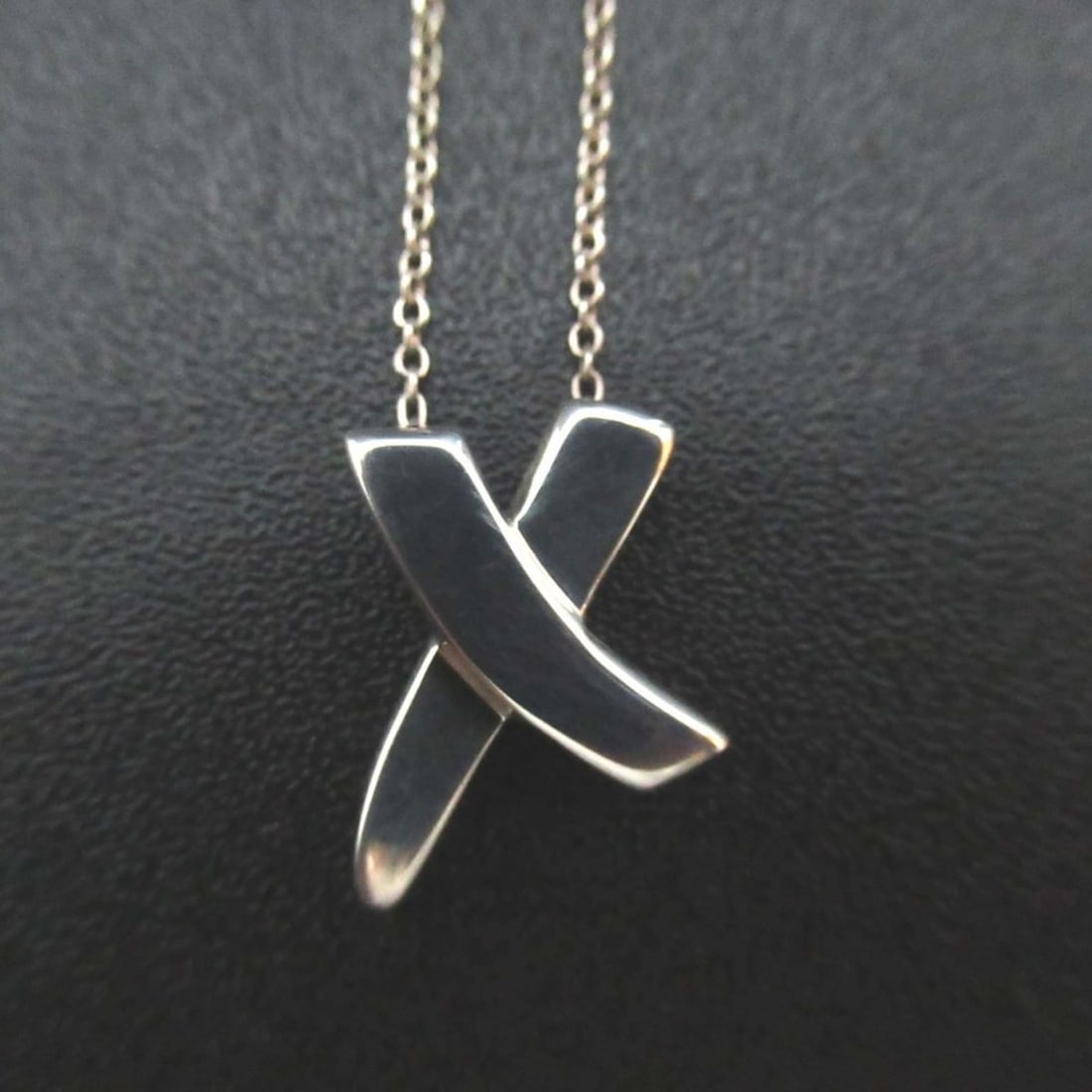 Tiffany & Co. Paloma Picasso Graffiti X Kiss Necklace Pendant in 925 SV Silver for Women: --- Catalog ---Category: SizeWeight: 2.5g / 0.08oz.Pendant Size: 14mm x 11mm / 0.55'' x 0.43''Neck Circumference: 41.5 cm / 16.33''Category: DesignColor: SilverGender: WomenMaterial: Silver 925Pendant