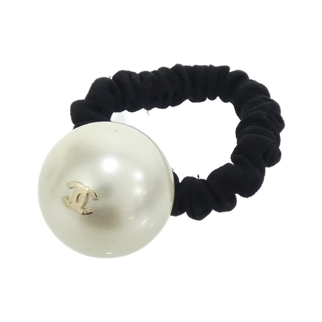 Chanel 63896 Scrunchie: --- Catalog ---Category: SizeSize (LxW): 3cm x 3cm / 1.18'' x 1.18''Category: DesignType: ScrunchieColor: Black, WhiteStone: Artificial pearlGender: WomenCategory: GeneralMPN: 63896Brand: Chanel--- It