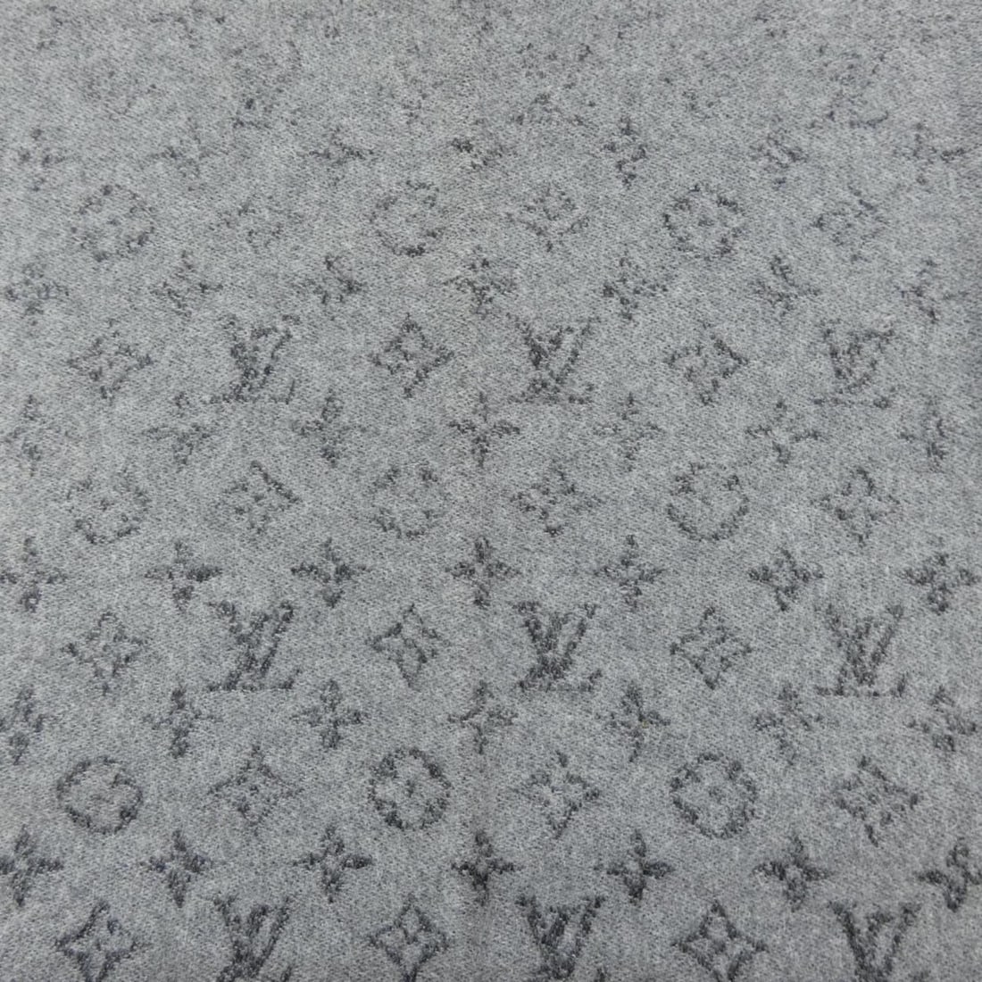 Louis Vuitton Monogram Gradient M75900 Muffel - 4