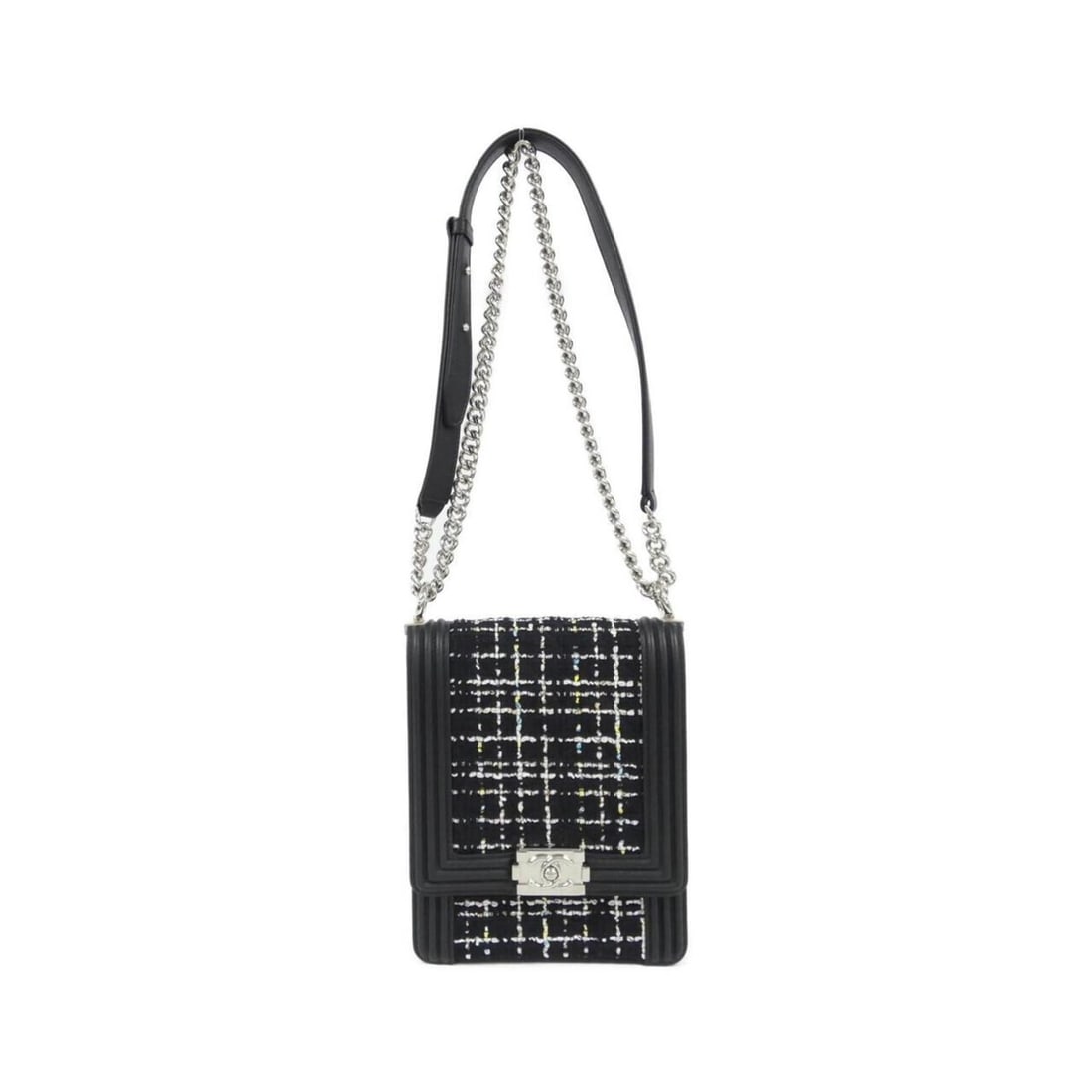 Chanel Boy Line AS0130 Shoulder Bag: --- Catalog ---Category: SizeSize (HxWxD): 20cm x 16cm x 6cm / 7.87'' x 6.29'' x 2.36''Category: DesignType: Shoulder bagColor: Black, WhiteGender: WomenMaterial: Tweed , Leather Leather/Fur Type: