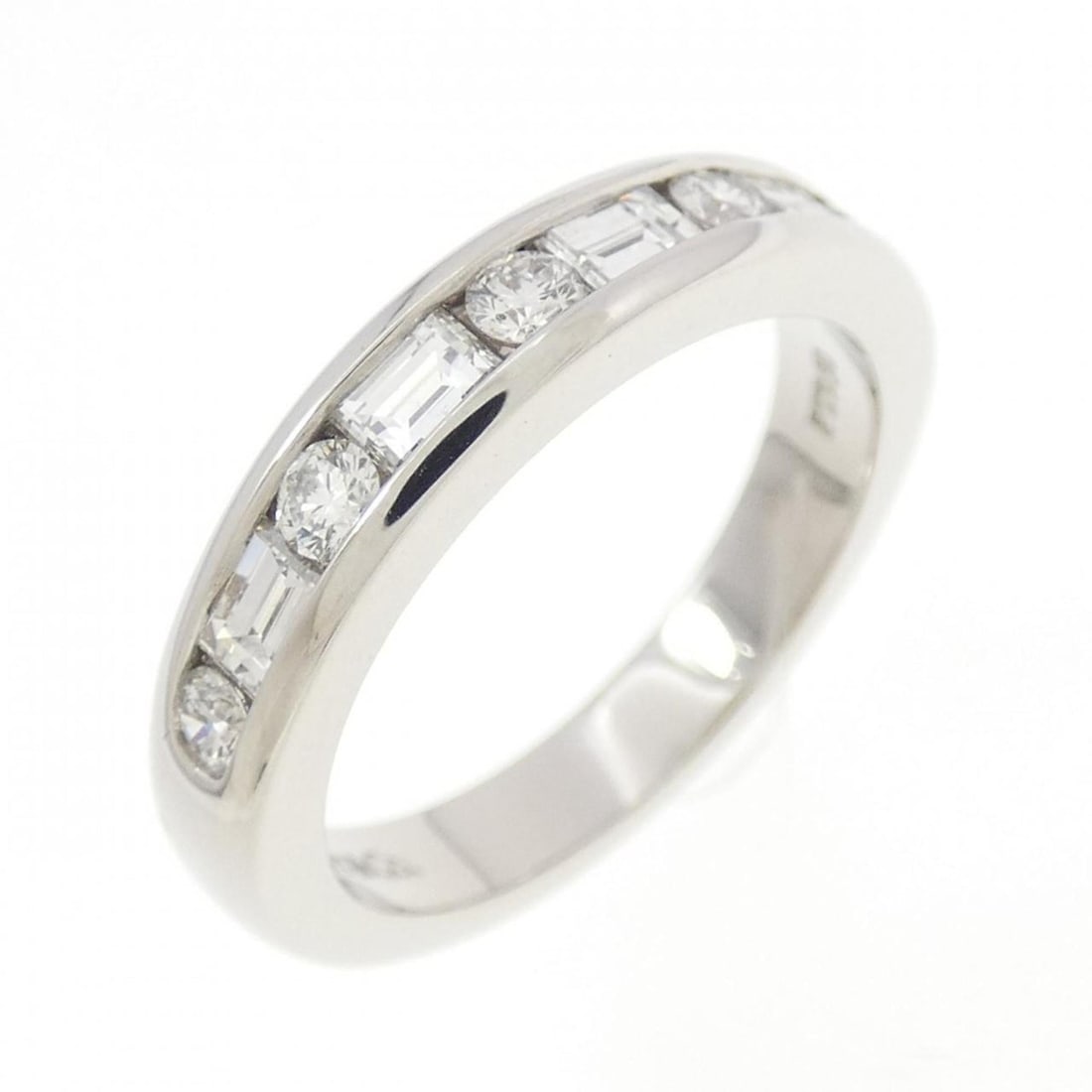 Tiffany Channel Setting Ring: --- Catalog ---Category: SizeJP Size: 7.5US Size: 4Category: DesignType: Band ringStone: DiamondGender: WomenMaterial: Platinum 950Category: GeneralBrand: Tiffany--- Item List ---Section: ConditionRan
