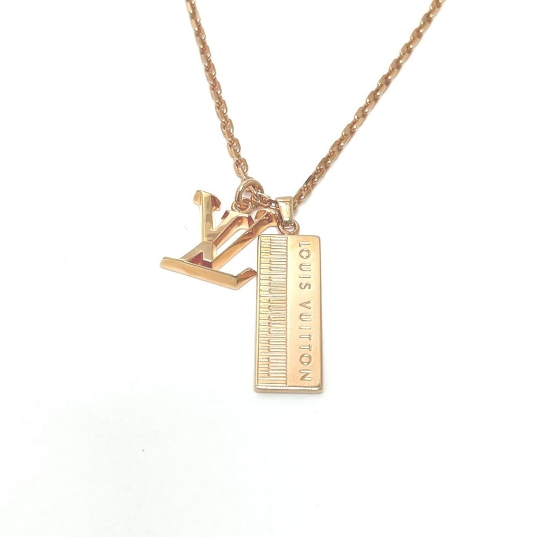 LOUIS VUITTON M69461 Fall/Winter 2020 DJ Vocabulary Keyboard Pendant Chain Necklace in Rose Gold: --- Catalog ---Category: SizePendant Size: 29mm x 11mm / 1.14'' x 0.43''Neck Circumference: 65 cm / 25.59''Category: DesignColor: Gold, Rose goldGender: WomenMaterial: MetalNecklace Type: NecklaceCate