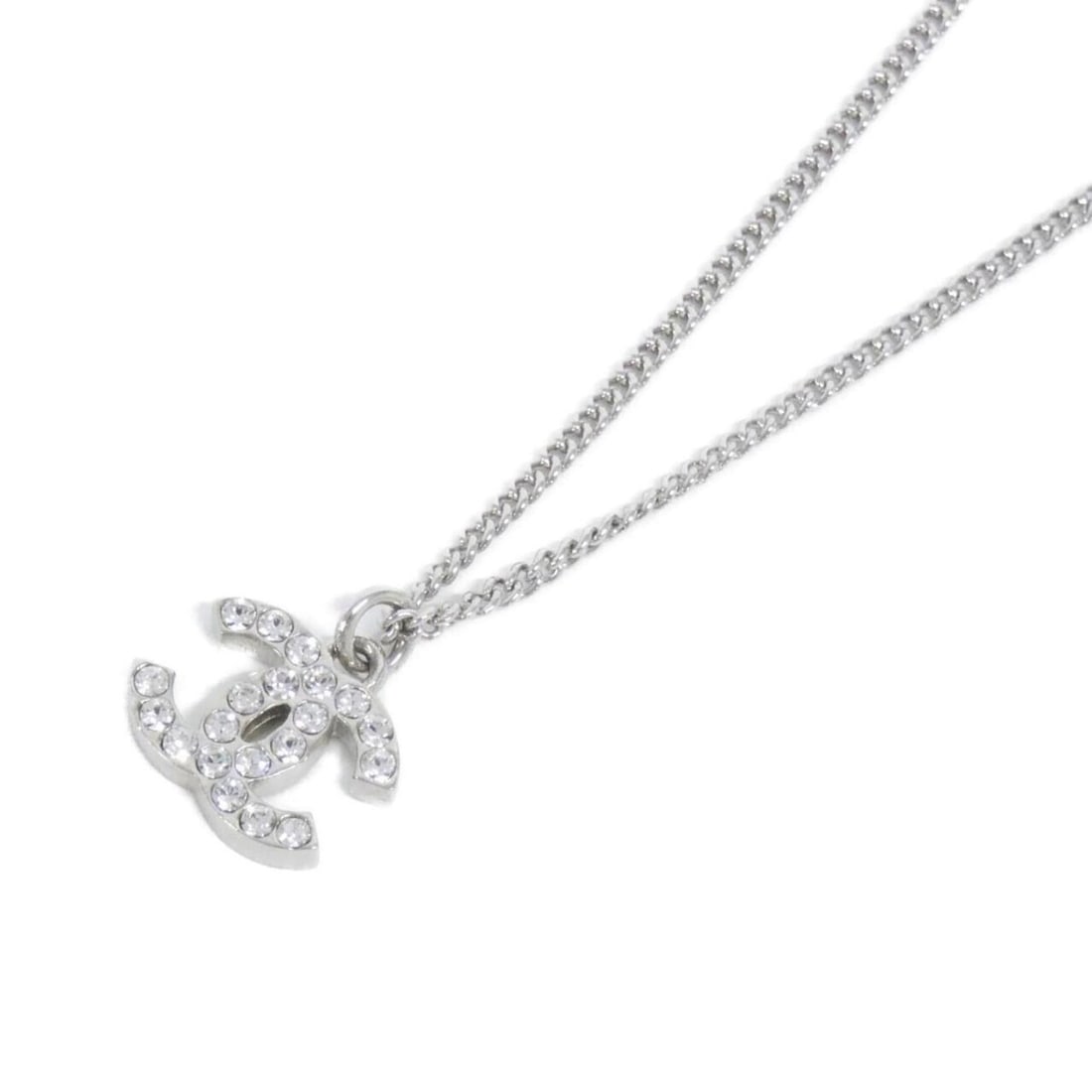 Chanel 28942 necklace: --- Catalog ---Category: SizePendant Size: 10mm x 15mm / 0.39'' x 0.59''Neck Circumference: 42 cm / 16.53''Category: DesignColor: SilverStone: CrystalGender: WomenNecklace Type: NecklaceCategory: