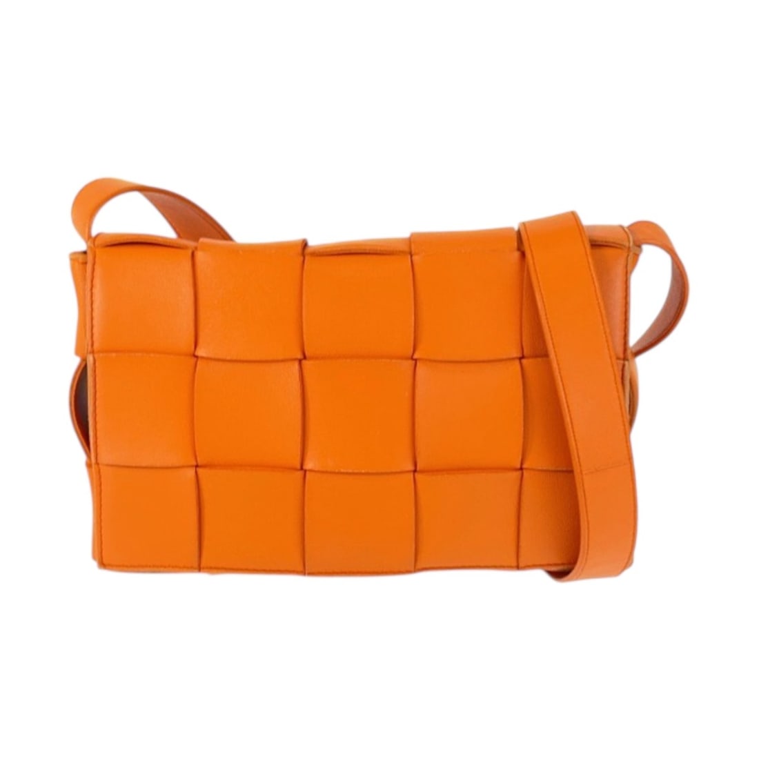 BOTTEGA VENETA Maxi Intrecciato Cassette Orange Leather Shoulder Bag with Gold Hardware for Women: --- Catalog ---Category: SizeSize (HxWxD): 15cm x 22cm x 4.5cm / 5.9'' x 8.66'' x 1.77''Category: DesignType: Pochette, Shoulder bagColor: OrangeGender: WomenMaterial: Leather Category: GeneralBrand: