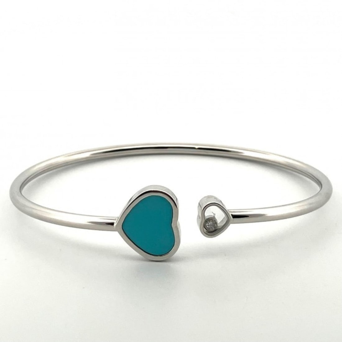 Chopard Happy Heart Bangle Au750 WG 857482 Turquoise Moving Diamond Bracelet: --- Catalog ---Category: PackNumber in Pack: 1Category: SizeLength: 16.8cm / 6.61''Weight: 11.4g / 0.4oz.Total Length: 16.8cm / 6.61''Category: DesignType: BangleColor: Blue, White goldMetal: White