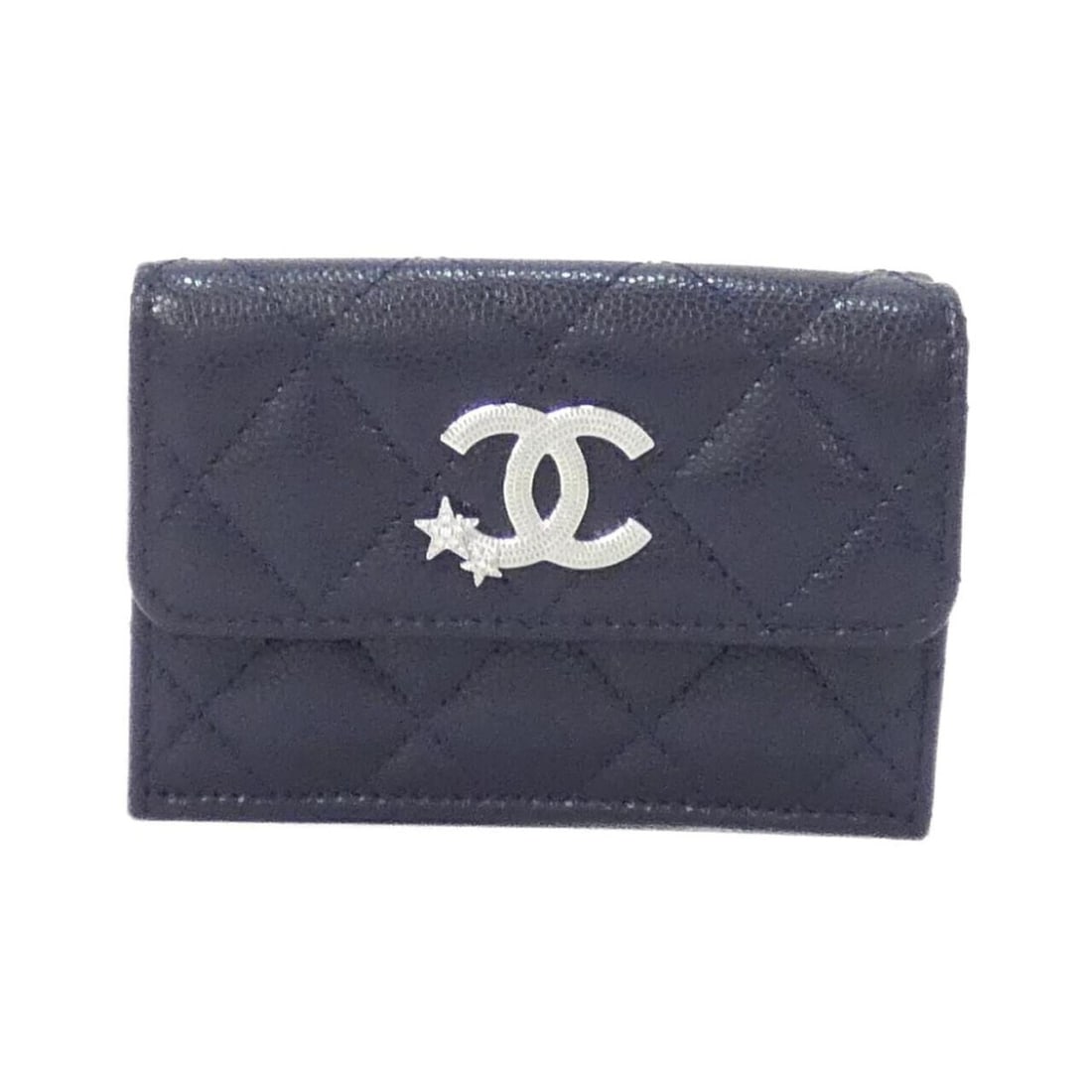Chanel AP3725 wallet: --- Catalog ---Category: SizeSize (HxWxD): 7.5cm x 10.5cm x 3cm / 2.95'' x 4.13'' x 1.18''Category: DesignType: Wallet (tri-fold)Color: NavyGender: WomenMaterial: Grained Calfskin Category: