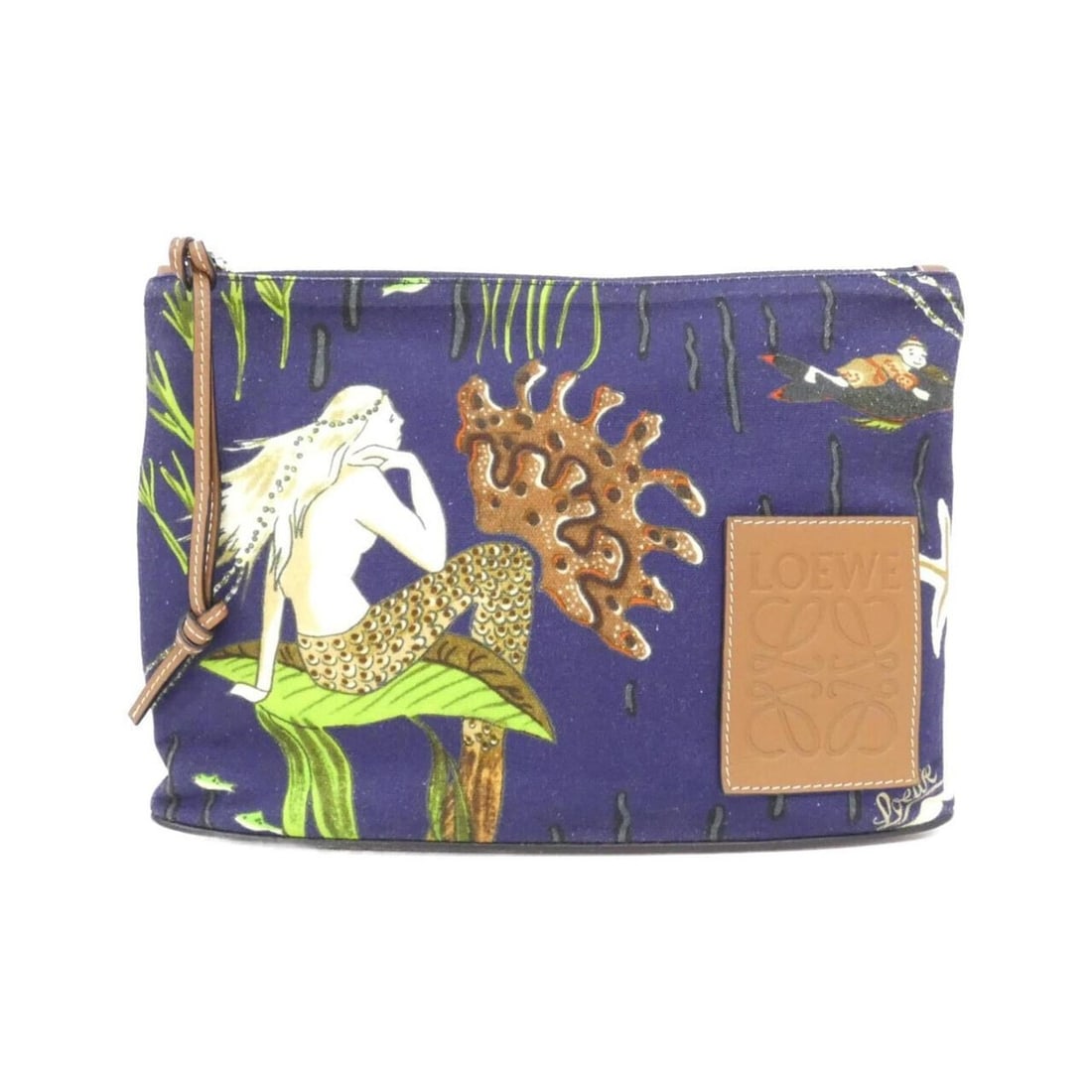 Loewe C630C63X01 Handbag Pouch: --- Catalog ---Category: SizeSize (HxWxD): 19cm x 27cm x 5cm / 7.48'' x 10.62'' x 1.96''Category: DesignType: PouchColor: BlueGender: WomenMaterial: Canvas , Leather Category: GeneralBrand: Loewe---