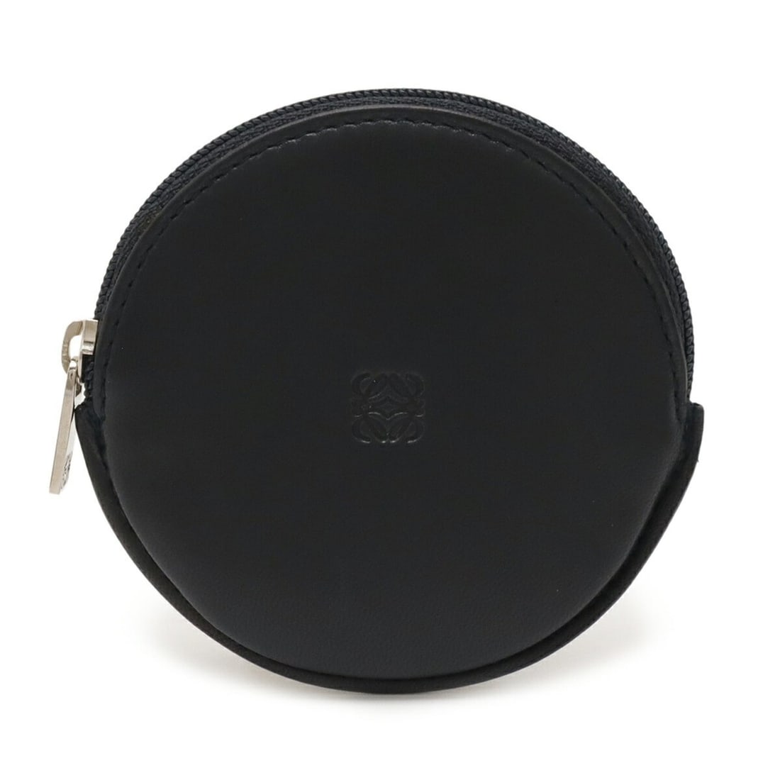 LOEWE Anagram coin case, wallet, purse, round leather, black: --- Catalog ---Category: SizeSize (HxWxD): 8.5cm x 9cm / 3.34'' x 3.54''Category: DesignType: Coin purse/coin caseColor: BlackGender: Men,WomenMaterial: Leather Category: GeneralBrand: Loewe--- Item L