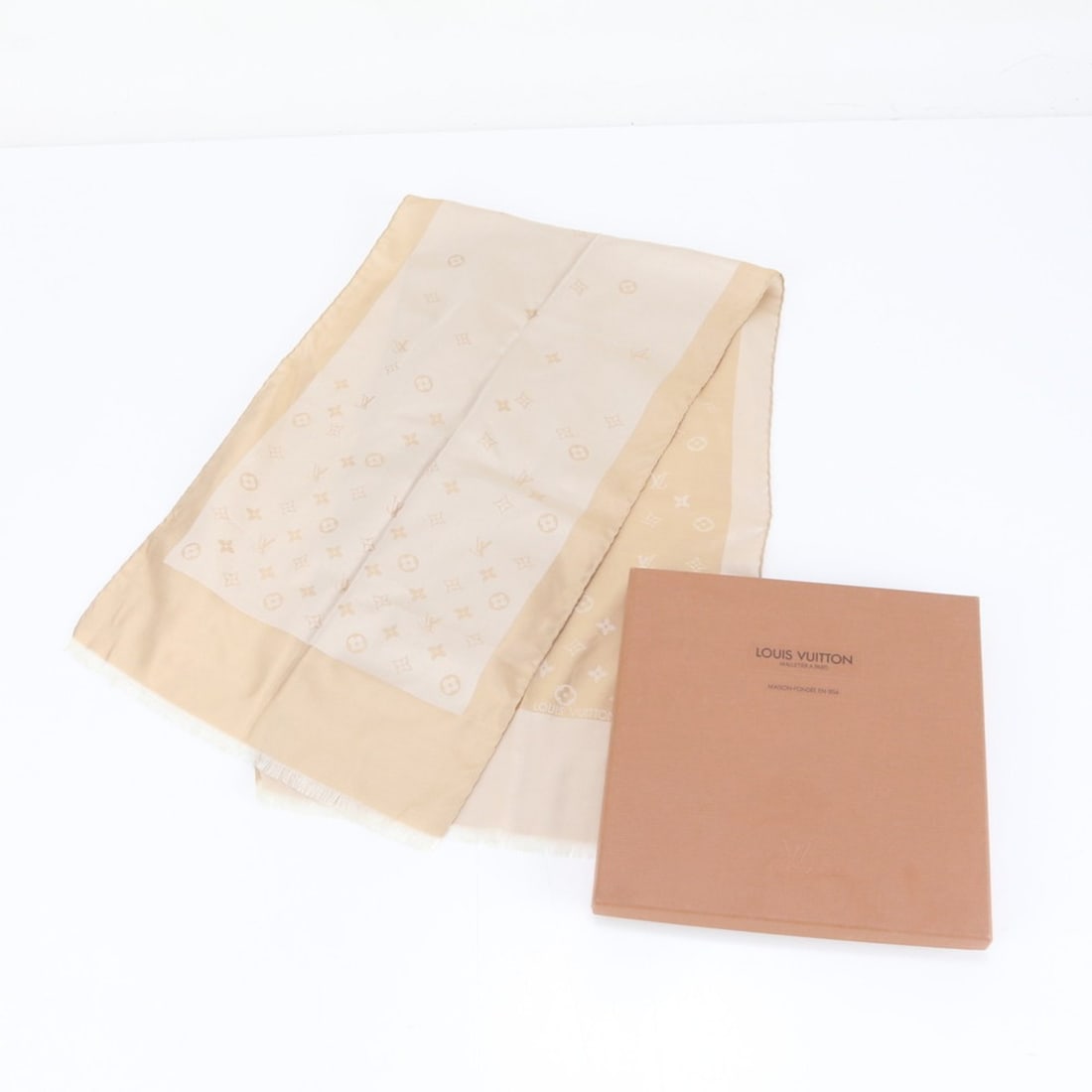 Louis Vuitton Monogram Silk Beige Stole Scarf/Muffler for Women: --- Catalog ---Category: SizeSize (LxW): 1.28m x 37cm / 50.39'' x 14.56''Category: DesignType: StoleColor: BeigeGender: WomenMaterial: Silk 100%Category: GeneralLine: MonogramBrand: Louis VuittonCount