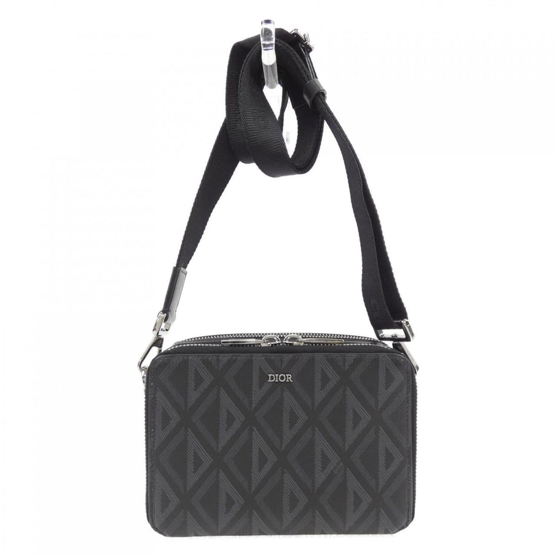 Christian Dior Dior CD Diamond Canvas Handbag 2ESBC119DCO: --- Catalog ---Category: SizeSize (HxWxD): 12.5cm x 18cm x 5.5cm / 4.92'' x 7.08'' x 2.16''Category: DesignType: HandbagColor: Black, GrayGender: MenCategory: GeneralMPN: 2ESBC119DCOBrand: Christian