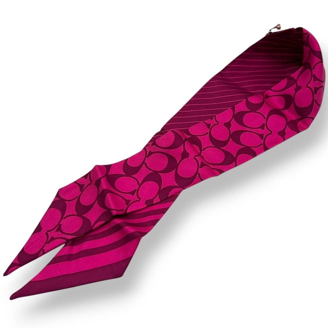 Coach Women's Signature Silk Ribbon Scarf in Pink and Purple (H5): --- Catalog ---Category: SizeSize (LxW): 88cm x 6cm / 34.64'' x 2.36''Category: DesignType: ScarfColor: Pink, PurpleGender: WomenMaterial: Silk Category: GeneralBrand: CoachCountry of Origin: China---