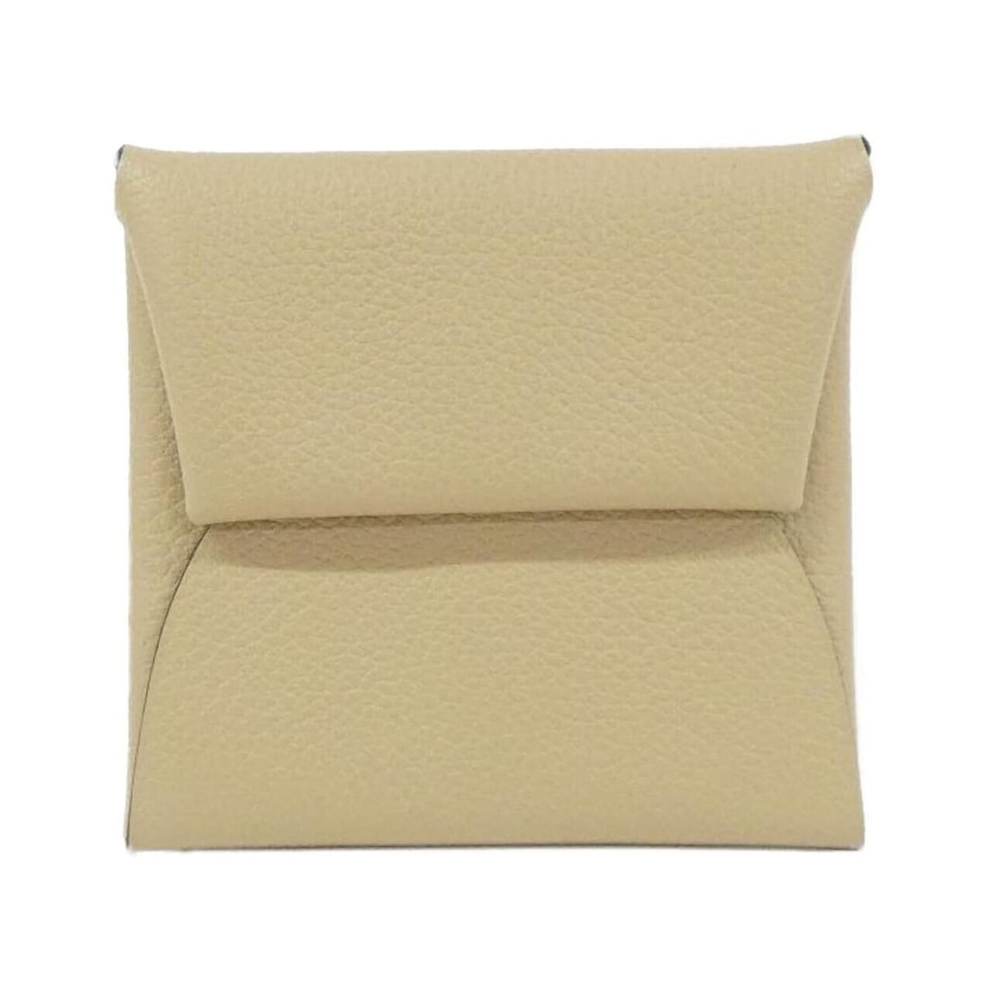 Hermes Hermès Bastia 074613CK Wallet/Coin Case: --- Catalog ---Category: SizeSize (HxWxD): 8cm x 8.5cm x 1cm / 3.14'' x 3.34'' x 0.39''Category: DesignType: Coin purse/coin caseColor: BeigeGender: Men,WomenCategory: GeneralMPN: 074613CKBrand: