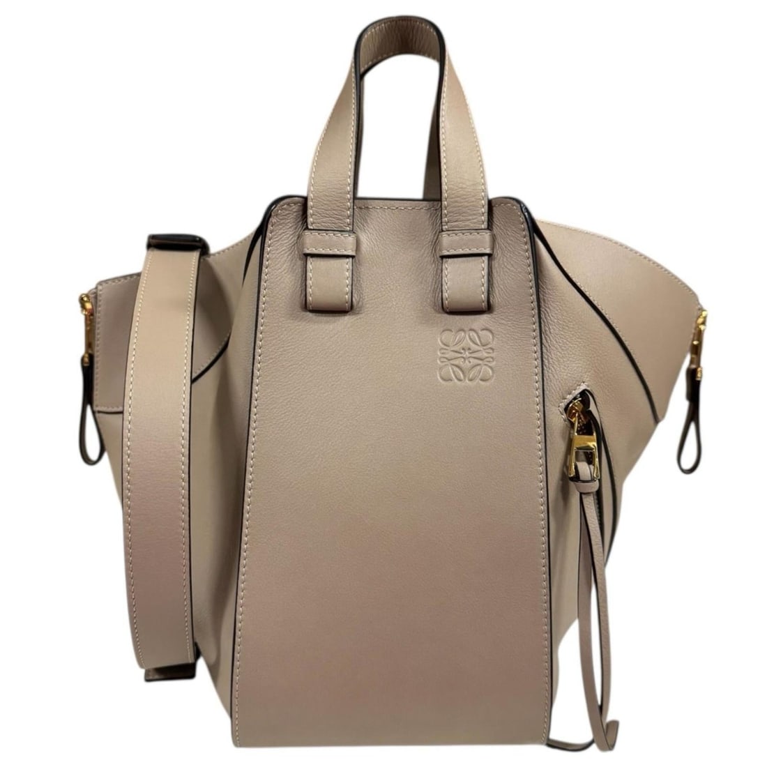 Pre-owned Loewe Hammock Small Shoulder Bag, Beige Leather, 326.30KS35, Women's.: --- Catalog ---Category: SizeWeight: 630g / 1.38lb.Size (HxWxD): 24cm x 13.5cm x 29cm / 9.44'' x 5.31'' x 11.41''Strap Length: 87cm - 119cm / 34.25'' - 46.85''Handle Length: 26cm / 10.23''Category: De