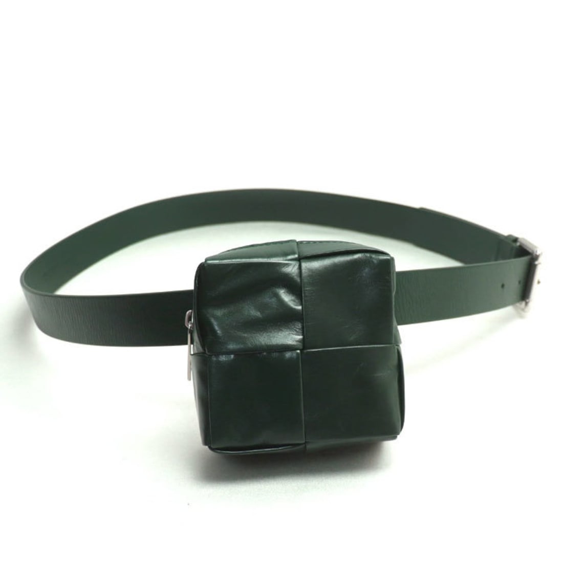 BOTTEGAVENETA Bottega Veneta Intrecciato Leather Belt Bag Waist Dark Green 709342 VA9A5 Men's: --- Catalog ---Category: SizeSize (HxWxD): 9cm x 9cm x 4.5cm / 3.54'' x 3.54'' x 1.77''Strap Length: 94cm - 104cm / 37'' - 40.94''Category: DesignType: Fanny packColor: Dark greenGender: MenClosure: