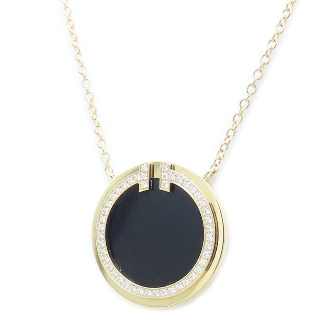 TIFFANY & Co. Tiffany T Circle Necklace with Onyx and Diamonds in 18K Yellow Gold for Women, 294360: --- Catalog ---Category: SizePendant Size: 16mm x 16mm / 0.62'' x 0.62''Neck Circumference: 40.5 cm - 45.5 cm / 15.94'' - 17.91''Category: DesignColor: Yellow goldGender: WomenMaterial: Yellow gold (1