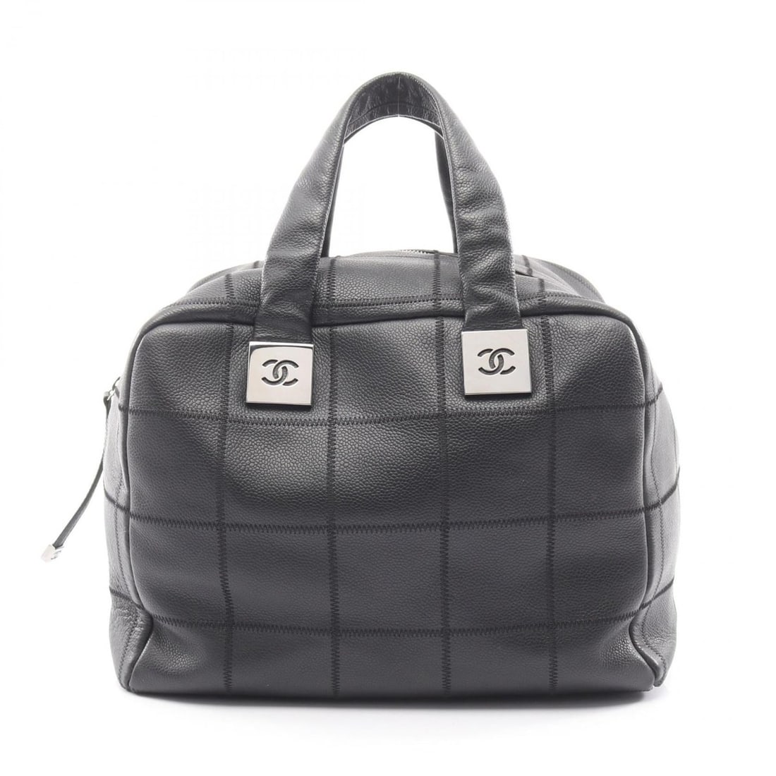 CHANEL Chocobar Handbag in Calfskin Leather (Cowhide) for Women, Black: --- Catalog ---Category: SizeSize (HxWxD): 22cm x 30cm x 20cm / 8.66'' x 11.81'' x 7.87''Category: DesignType: HandbagColor: BlackGender: WomenMaterial: Leather Leather/Fur Type: CalfskinCategory: Gen