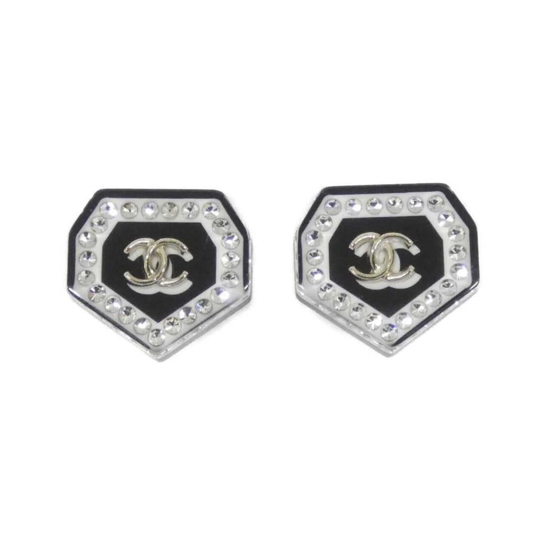 Chanel earrings: --- Catalog ---Category: SizeSize (HxWxD): 15.00mm x 16.00mm / 0.59'' x 0.63''Category: DesignType: Stud earringsColor: Black, WhiteGender: WomenCategory: GeneralBrand: Chanel--- Item List ---Section: