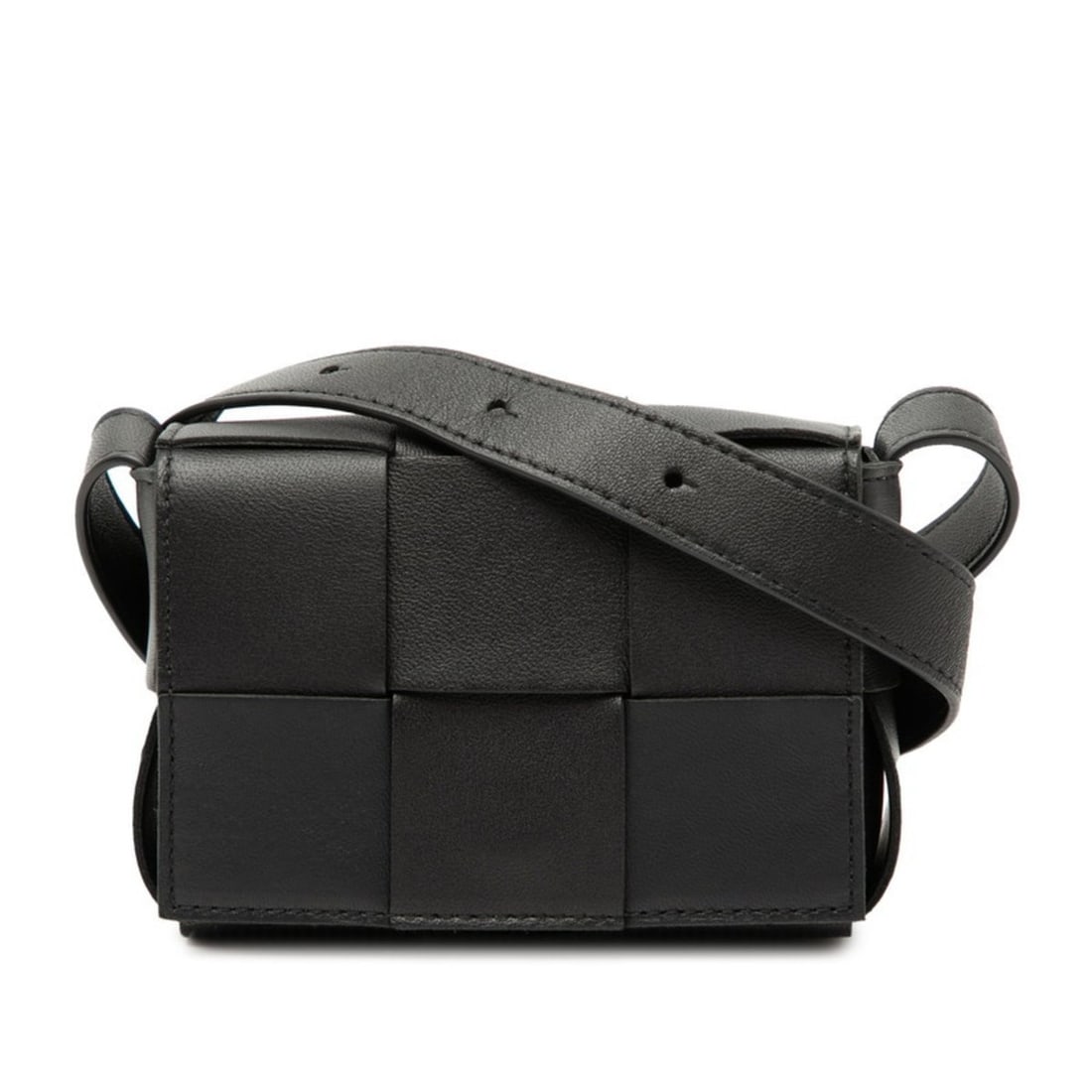 Bottega Veneta Maxi Intrecciato Shoulder Bag in Black Leather for Women: --- Catalog ---Category: SizeStrap Drop: 65cm / 25.59''Size (HxWxD): 8cm x 12cm x 4cm / 3.14'' x 4.72'' x 1.57''Category: DesignType: Shoulder bagColor: BlackGender: WomenClosure: MagnetMaterial: Intr