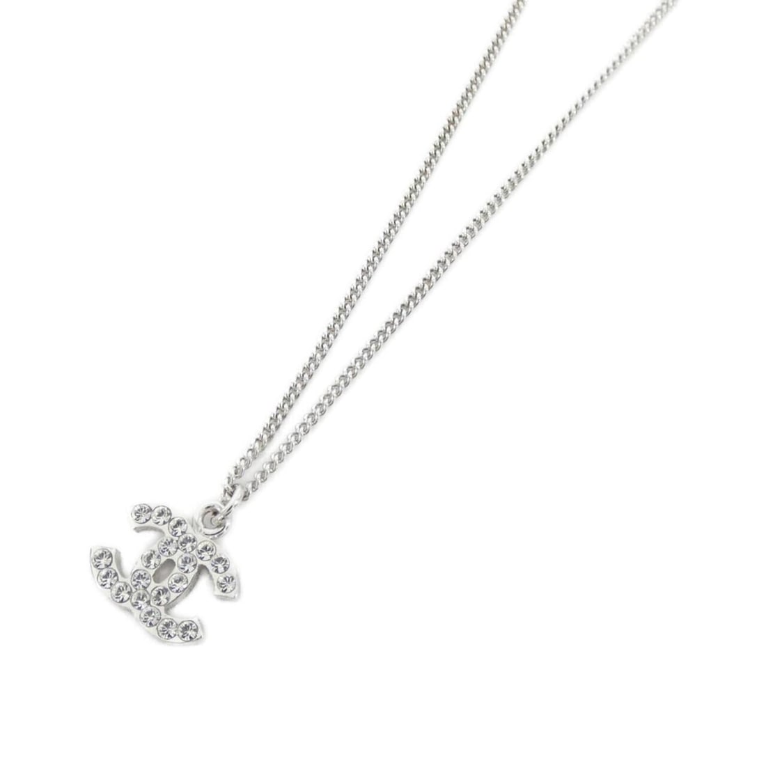 Chanel 28942 necklace: --- Catalog ---Category: SizePendant Size: 15mm x 15mm / 0.59'' x 0.59''Neck Circumference: 43 cm / 16.92''Category: DesignColor: SilverStone: CrystalGender: WomenNecklace Type: NecklaceCategory: