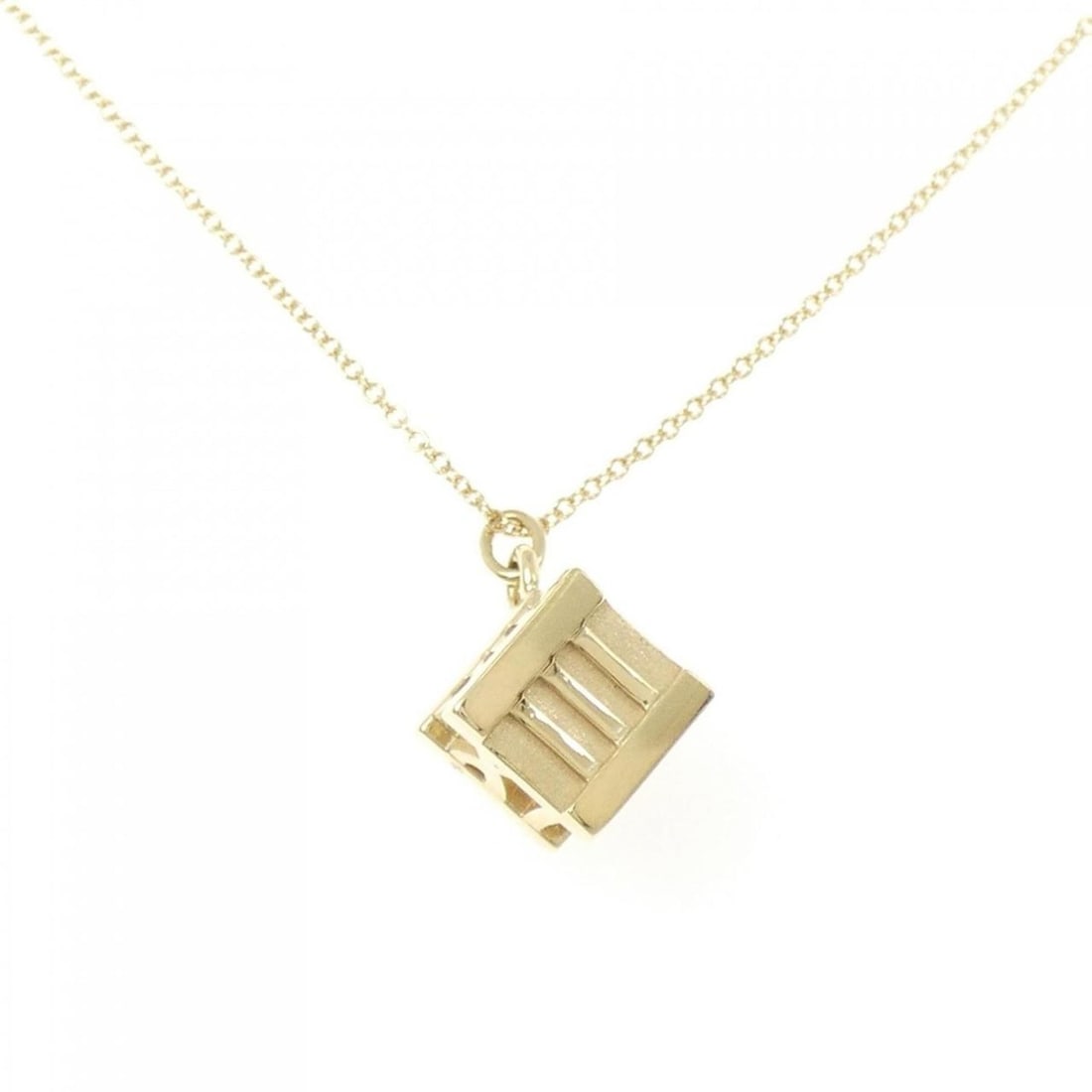 Tiffany Atlas Cube Necklace: --- Catalog ---Category: SizePendant Size: 17.4mm x 11.4mm / 0.68'' x 0.44''Neck Circumference: 41 cm - 46 cm / 16.14'' - 18.11''Category: DesignColor: Yellow goldGender: WomenMaterial: Yellow gold (1