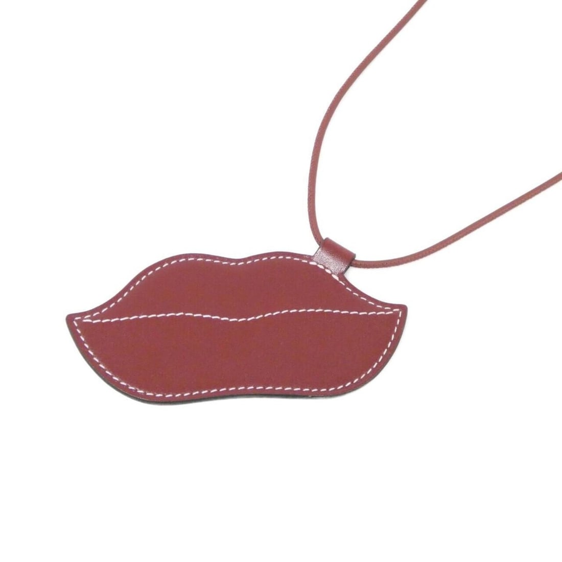 Hermes LIPS 500454FK Necklace: --- Catalog ---Category: SizePendant Size: 50mm x 105mm / 1.96'' x 4.13''Neck Circumference: 81 cm / 31.88''Category: DesignColor: Rouge HGender: WomenNecklace Type: NecklaceCategory: GeneralMPN: 5004