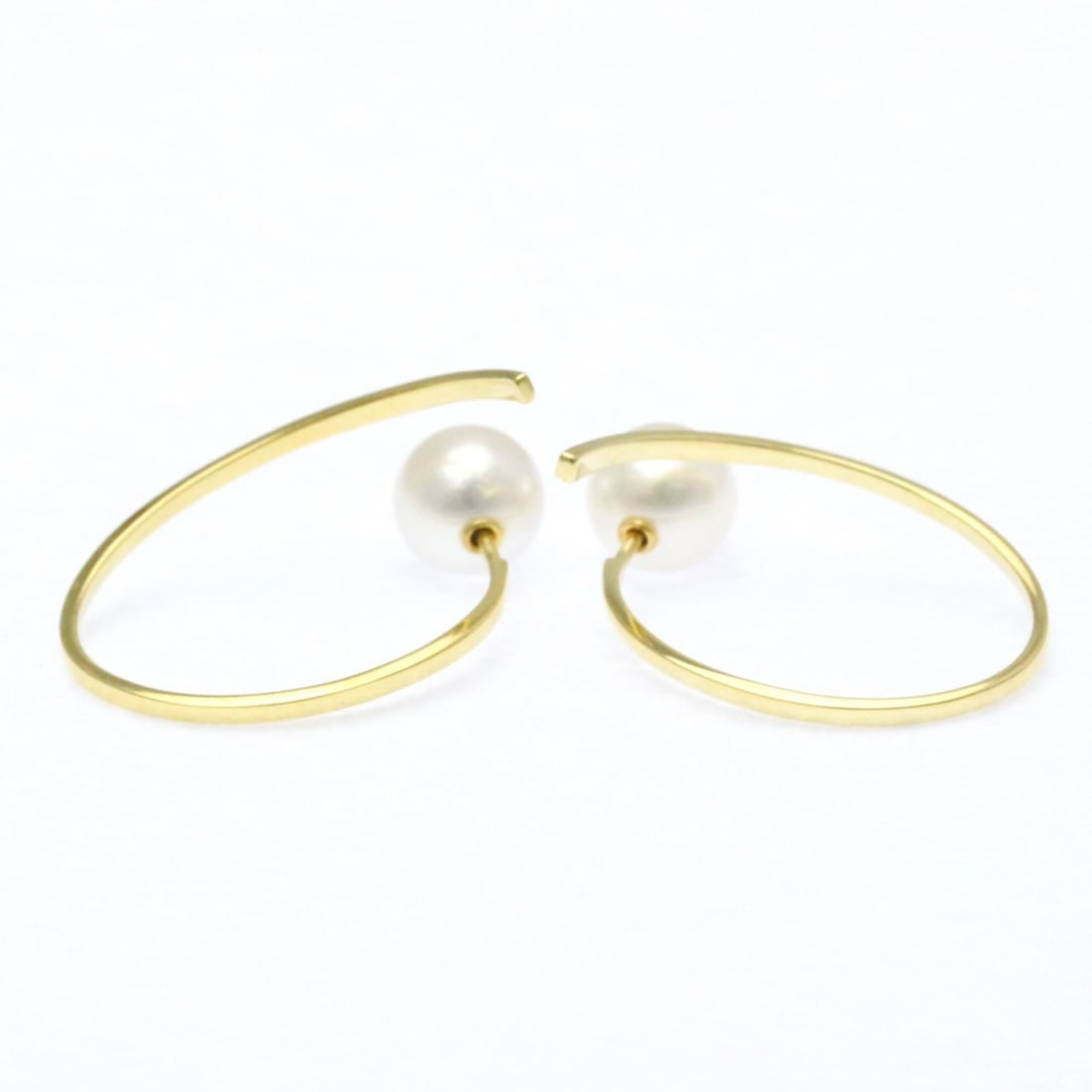 Tasaki A Fine Balance Pearl Earrings Pearl Yellow Gold (18K) Hoop Earrings Gold: --- Catalog ---Category: SizeWeight: 4.8g / 0.16oz.Size (HxWxD): 28.80mm x 1.50mm / 1.13'' x 0.06''Stone Size (HxW): 8.10mm x 8.10mm / 0.32'' x 0.32''Category: DesignType: Hoop earringsColor: GoldMeta