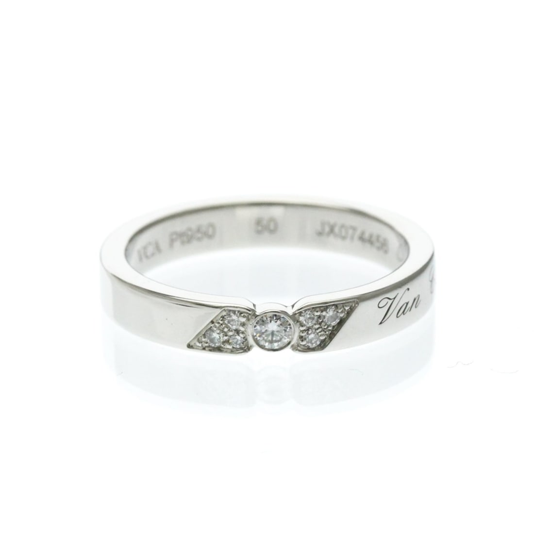 Van Cleef & Arpels Toujours Signature Etoiles Wedding Band Ring Platinum Fashion Diamond Band Ring: --- Catalog ---Category: SizeWidth: 3mm / 0.12''Weight: 5.2g / 0.18oz.JP Size: 10US Size: 5 1/4Brand Size: 50Category: DesignType: Band ringColor: SilverMetal: PlatinumStone: DiamondStyle: FashionGend