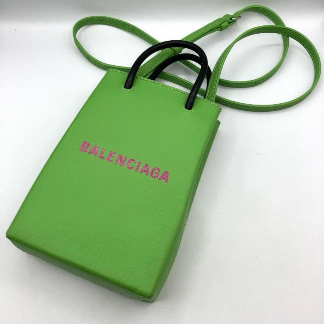 Balenciaga Harajuku Store Exclusive Shopping Phone Holder 593826 Shoulder Bag Green: --- Catalog ---Category: SizeSize (HxWxD): 17.5cm x 12cm x 4.5cm / 6.88'' x 4.72'' x 1.77''Category: DesignType: Shoulder bagColor: GreenMaterial: Leather Category: GeneralMPN: 593826Brand: Balenciaga