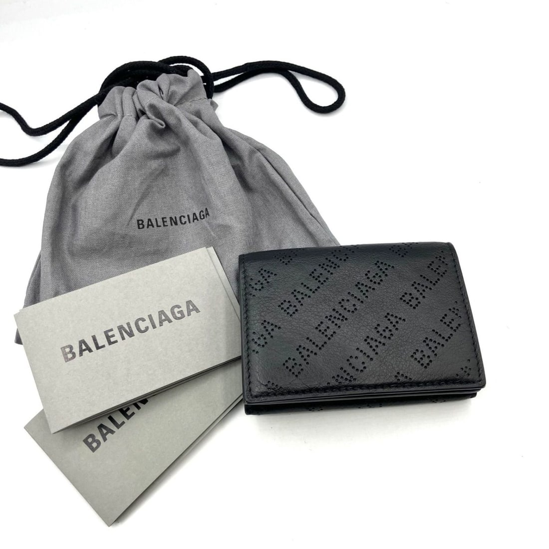 BALENCIAGA Perforated Logo Compact Wallet Leather 594312 Black: --- Catalog ---Category: SizeSize (HxWxD): 6.5cm x 9.5cm x 2.5cm / 2.55'' x 3.74'' x 0.98''Category: DesignType: Wallet (tri-fold)Color: BlackGender: Women,MenMaterial: Leather Category: GeneralBrand:
