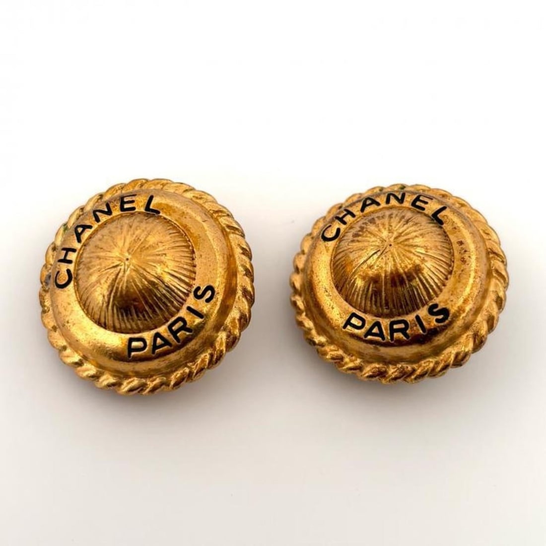 Vintage CHANEL Gold GP Earrings: --- Catalog ---Category: SizeSize (HxWxD): 24.00mm x 24.00mm / 0.94'' x 0.94''Category: DesignType: Clip earringsColor: GoldGender: WomenMaterial: Gold platingCategory: GeneralBrand: Chanel--- Item Li