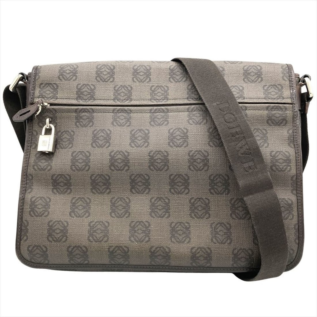 LOEWE Anagram Shoulder Bag in PVC (345.80.764) Brown, Unisex: --- Catalog ---Category: SizeSize (HxWxD): 28cm x 37cm x 7cm / 11.02'' x 14.56'' x 2.75''Strap Length: 155cm / 61.02''Category: DesignType: Shoulder bagColor: BrownGender: UnisexClosure: MagnetMateria