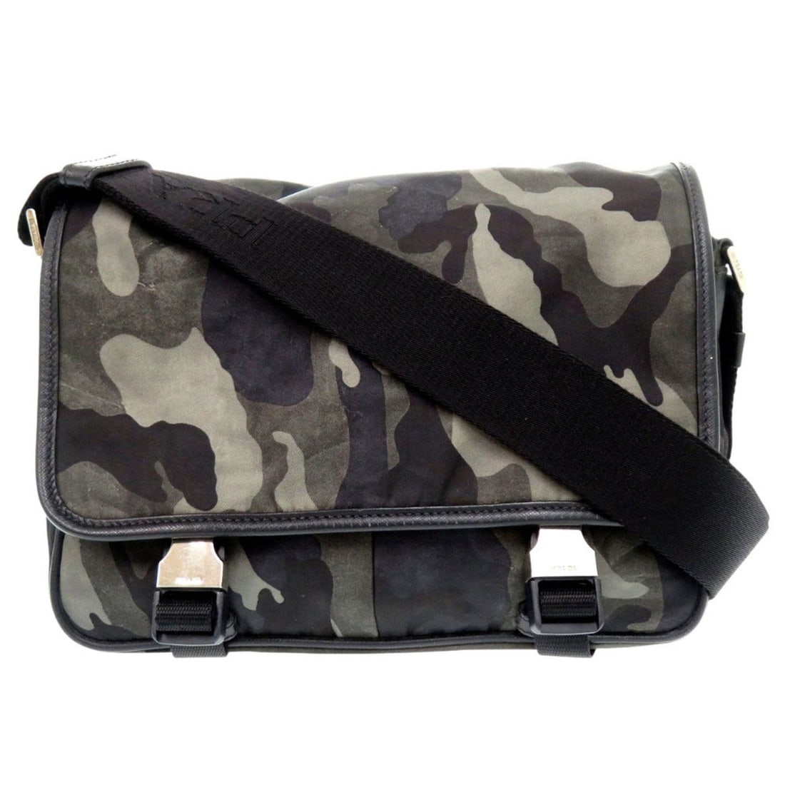 Excellent condition Prada Tessuto camouflage messenger bag with triangular logo plate, VA0768, nylon: --- Catalog ---Category: SizeSize (HxWxD): 20cm x 26cm x 8cm / 7.87'' x 10.23'' x 3.14''Category: DesignType: Shoulder bagColor: Black, Camouflage, KhakiGender: MenMaterial: Nylon , Leather Hardware C