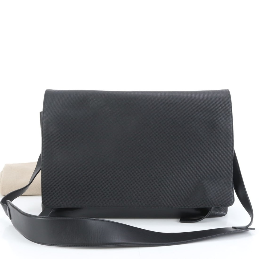 Bottega Veneta Leather Messenger Shoulder Bag in Black for Men: --- Catalog ---Category: SizeSize (HxWxD): 31cm x 39cm x 10cm / 12.2'' x 15.35'' x 3.93''Category: DesignType: Shoulder bagColor: BlackGender: MenMaterial: Leather Category: GeneralBrand: Bottega Vene