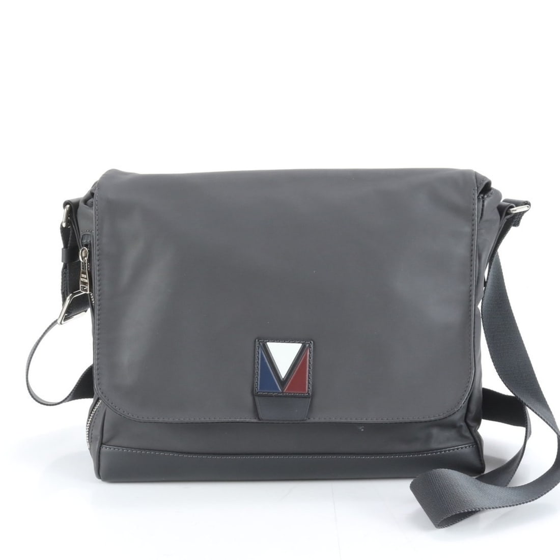 Louis Vuitton V-Line Cross M50443 Leather Shoulder Briefcase for Men: --- Catalog ---Category: SizeSize (HxWxD): 28cm x 32cm x 10cm / 11.02'' x 12.59'' x 3.93''Category: DesignType: BriefcaseColor: GrayGender: MenMaterial: Leather Category: GeneralMPN: M50443Brand: Loui