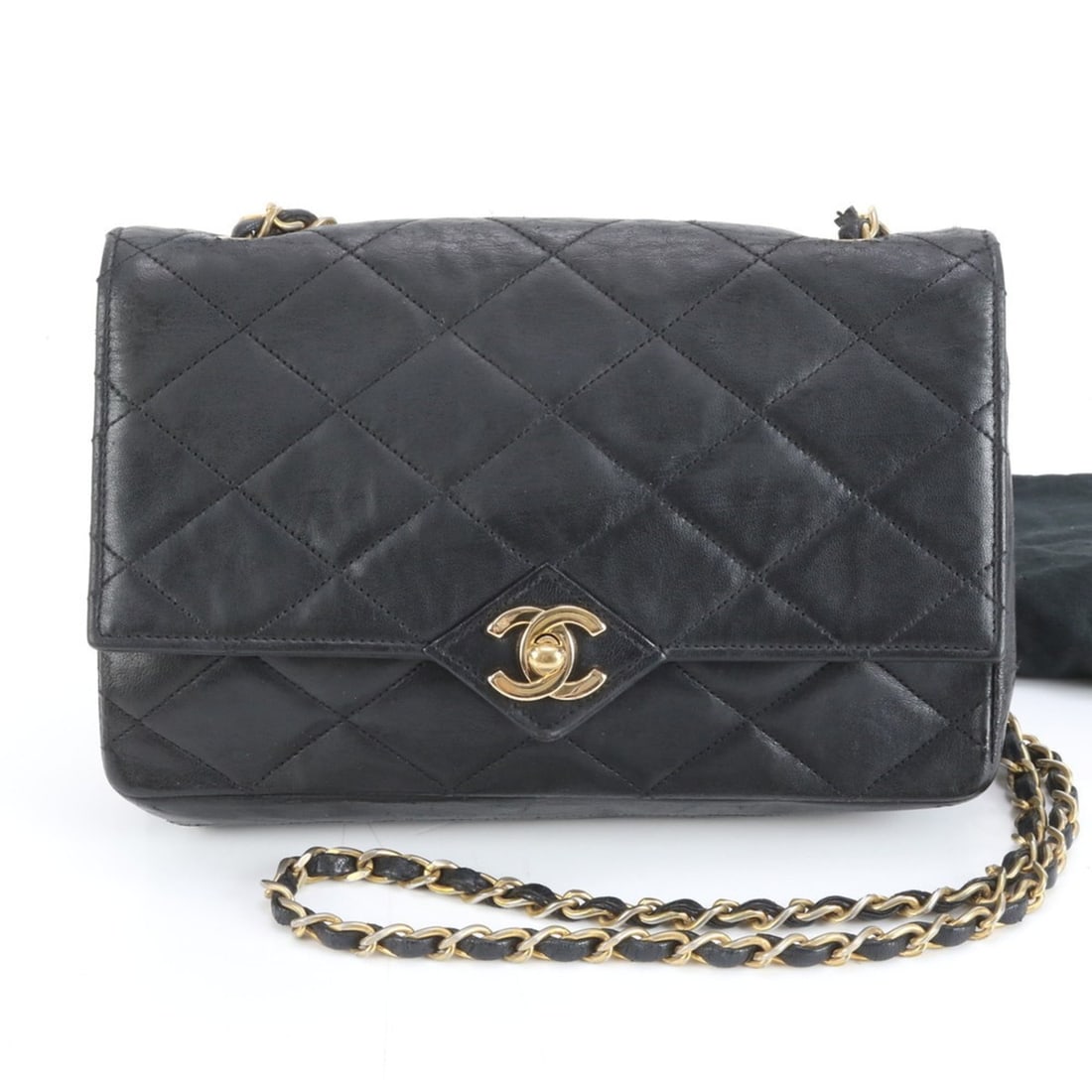 Chanel Matelasse Lambskin Leather Shoulder Bag/Crossbody Bag for Women: --- Catalog ---Category: SizeSize (HxWxD): 14cm x 23cm x 7cm / 5.51'' x 9.05'' x 2.75''Category: DesignType: Shoulder bagColor: BlackGender: WomenMaterial: Leather Leather/Fur Type: LambskinCategory: