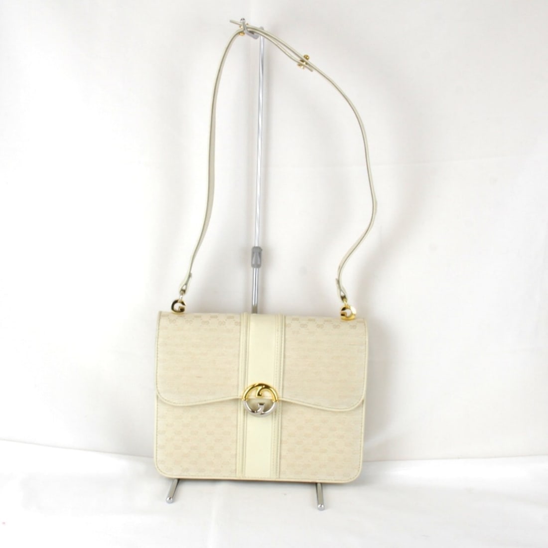 GUCCI Micro GG Shoulder Bag in Canvas/Leather, White, Women's: --- Catalog ---Category: SizeSize (HxWxD): 20cm x 25cm x 5cm / 7.87'' x 9.84'' x 1.96''Strap Length: 75cm / 29.52''Category: DesignType: Shoulder bagColor: WhiteGender: WomenMaterial: Canvas , Leather