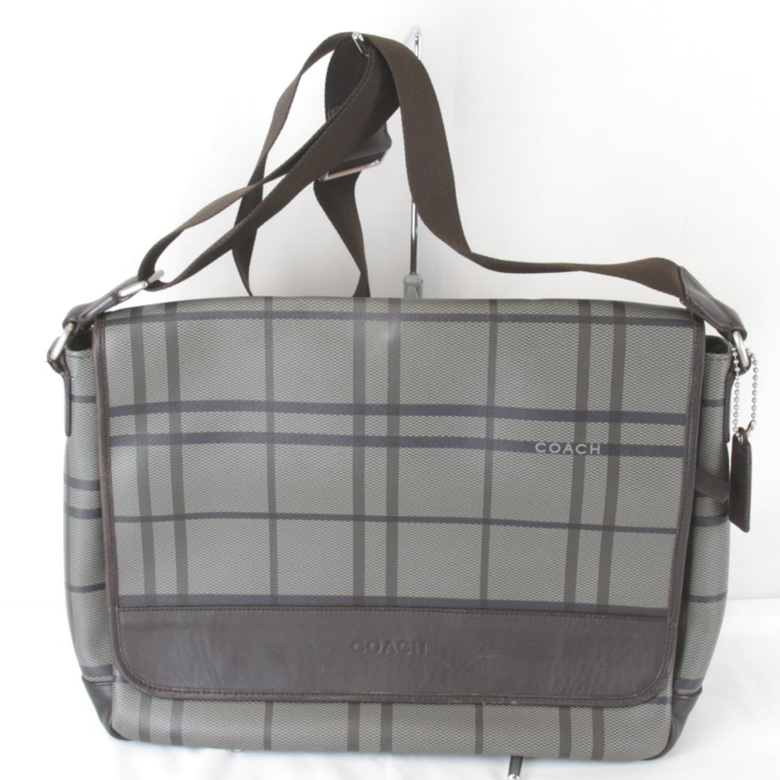 COACH F70750 Shoulder Bag, PVC/Leather Check, Gray, Men's: --- Catalog ---Category: SizeSize (HxWxD): 30cm x 40cm x 10.5cm / 11.81'' x 15.74'' x 4.13''Strap Length: 110cm / 43.3''Category: DesignType: Messenger bag, Shoulder bagColor: GrayGender: MenClosure: