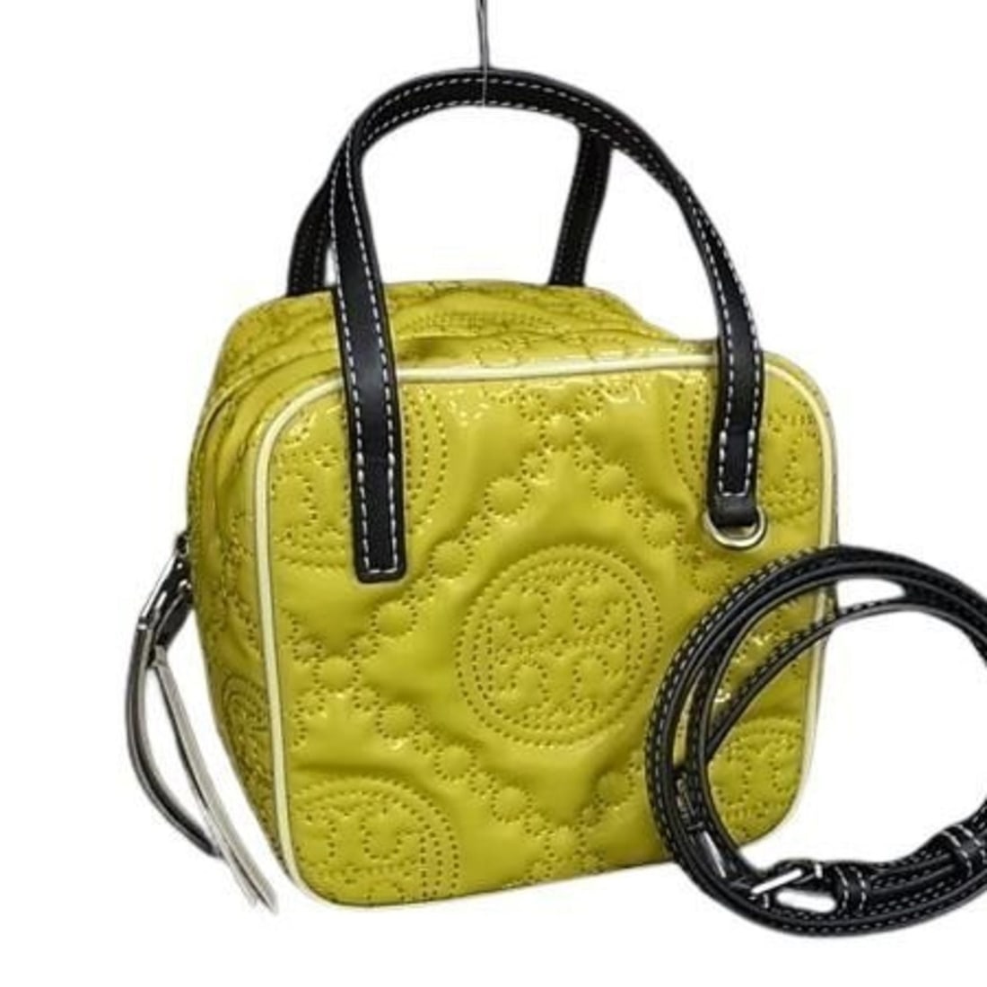 TORY BURCH T Monogram Cube Bag in Yellow and Black Patent Leather, Embossed, for Women: --- Catalog ---Category: SizeSize (HxWxD): 15.5cm x 16cm x 14.5cm / 6.1'' x 6.29'' x 5.7''Category: DesignType: Handbag, Shoulder bag, Tote bagColor: Black, YellowGender: WomenClosure: StrapMaterial: