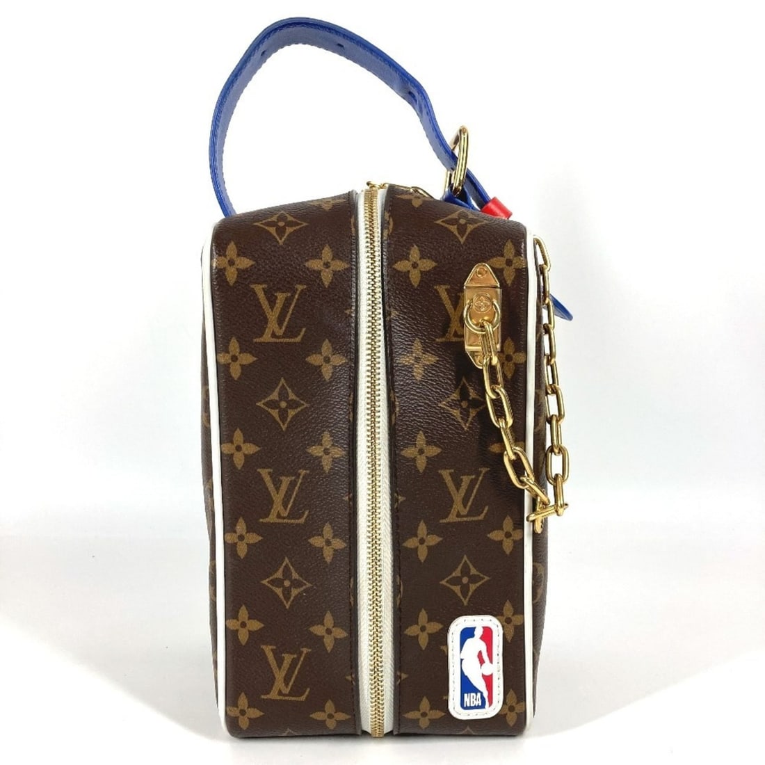 LOUIS VUITTON M45588 Monogram NBA Collaboration Cloak Dopp Kit Bag, Pouch, Clutch Chain, Second: --- Catalog ---Category: SizeSize (HxWxD): 12.5cm x 23cm x 13cm / 4.92'' x 9.05'' x 5.11''Category: DesignType: Clutch bag, PouchColor: Blue, BrownGender: Men,WomenMaterial: Monogram , Leather Categor