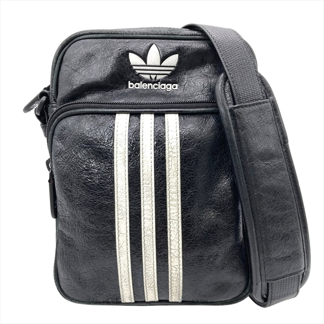 Balenciaga x adidas Small Crossbody Messenger Bag/Shoulder Bag, Leather, 721850, Black with: --- Catalog ---Category: SizeSize (HxWxD): 22cm x 17cm x 6cm / 8.66'' x 6.69'' x 2.36''Category: DesignType: Shoulder bagColor: BlackGender: Men,WomenMaterial: Leather Category: GeneralMPN: 721850Bran