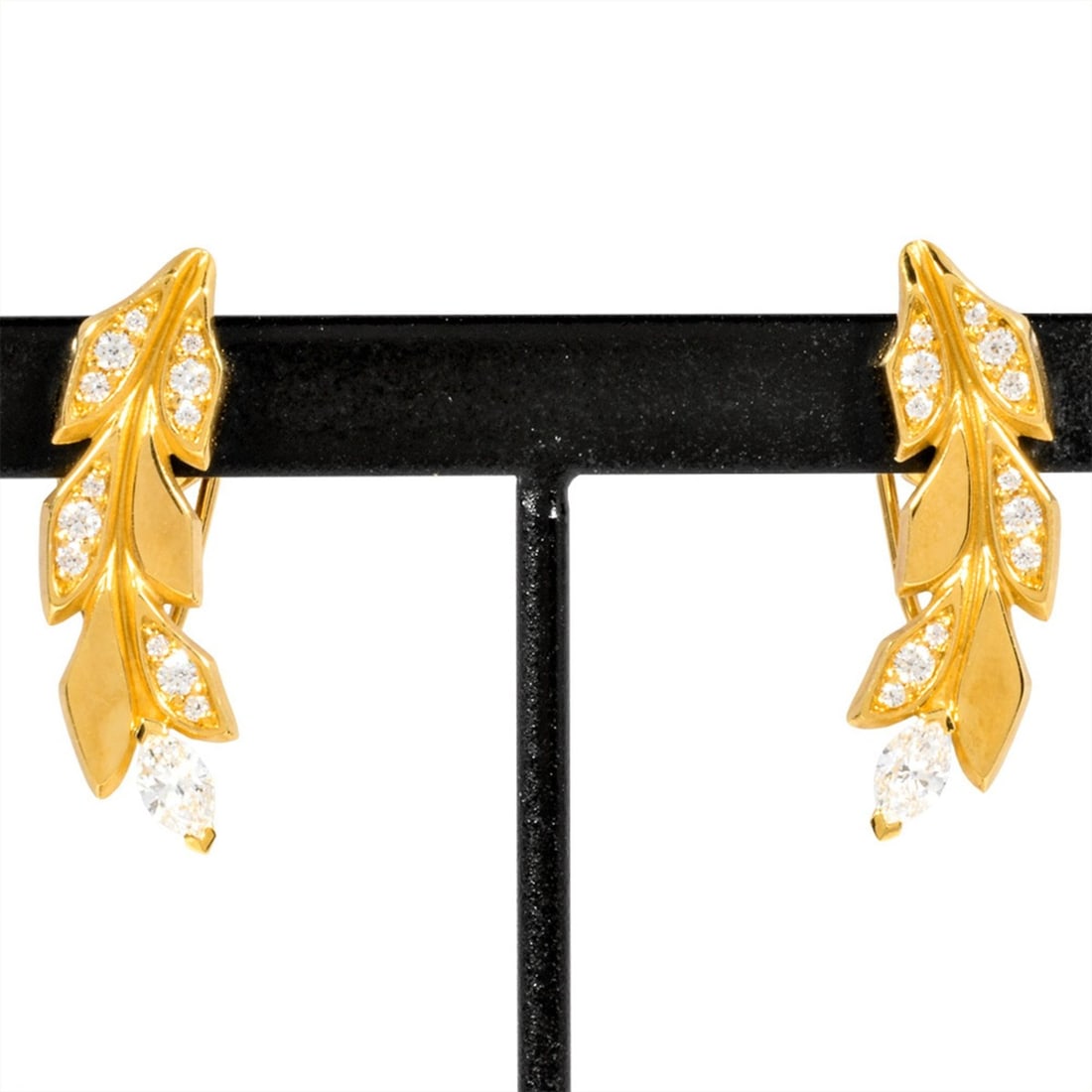 Tiffany & Co. Victoria Vine Climber Earrings with 0.165ct Diamonds and 5.9g 18K Yellow Gold for: --- Catalog ---Category: SizeSize (HxWxD): 22.30mm x 6.30mm / 0.88'' x 0.25''Category: DesignType: Stud earringsGender: WomenMaterial: Yellow gold (18K)Category: GeneralBrand: Tiffany--- Item List ---