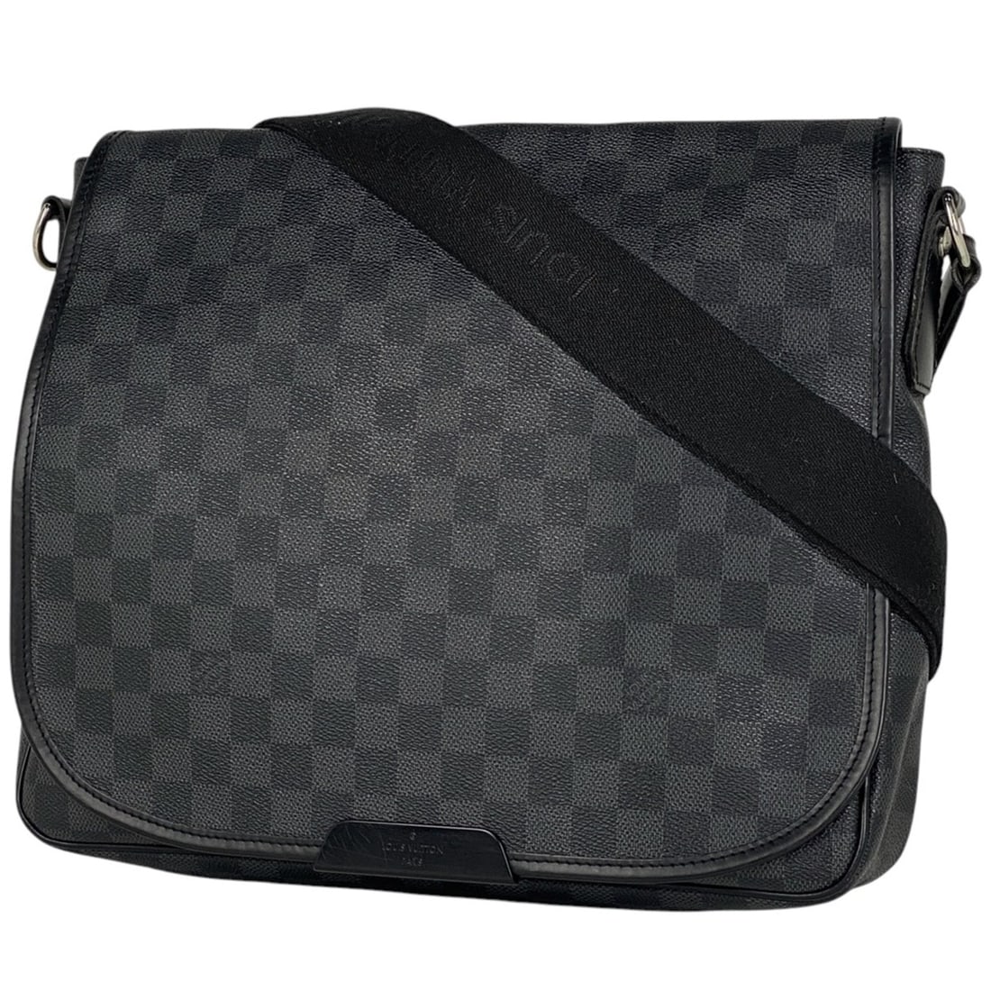 Louis Vuitton Daniel MM Messenger Bag/Shoulder Bag in Damier Graphite Black (N58029) for Men: --- Catalog ---Category: SizeSize (HxWxD): 27.5cm x 34cm x 7cm / 10.82'' x 13.38'' x 2.75''Category: DesignType: Messenger bag, Shoulder bagColor: BlackGender: MenMaterial: Damier Graphite Category: G