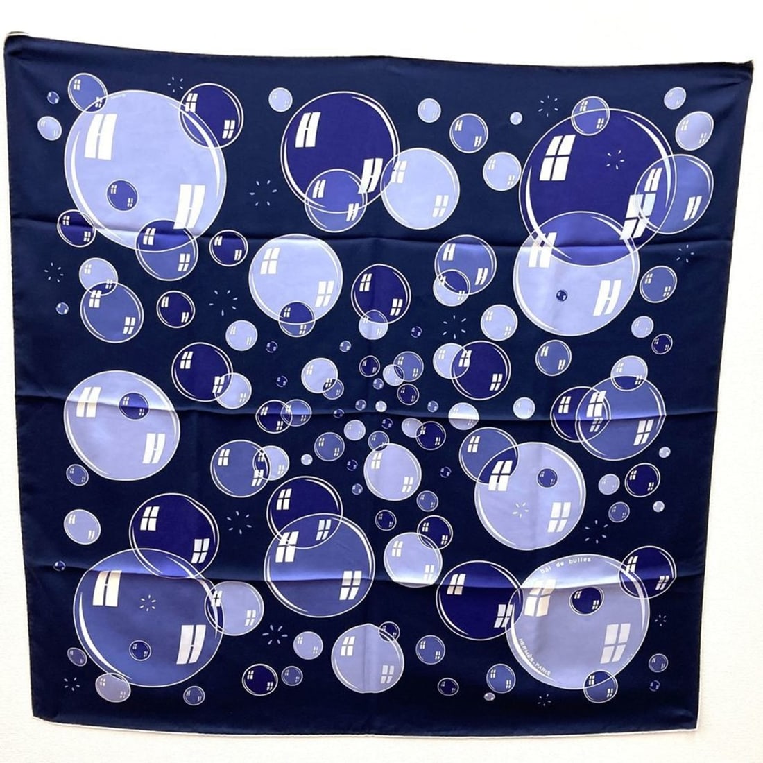HERMES Carré 90 "bal de bulles" bubble design scarf, silk, navy, for women: --- Catalog ---Category: SizeSize (LxW): 84cm x 88cm / 33.07'' x 34.64''Category: DesignType: ScarfColor: NavyGender: WomenMaterial: Silk Category: GeneralBrand: HermesCountry of Origin: France--- Ite