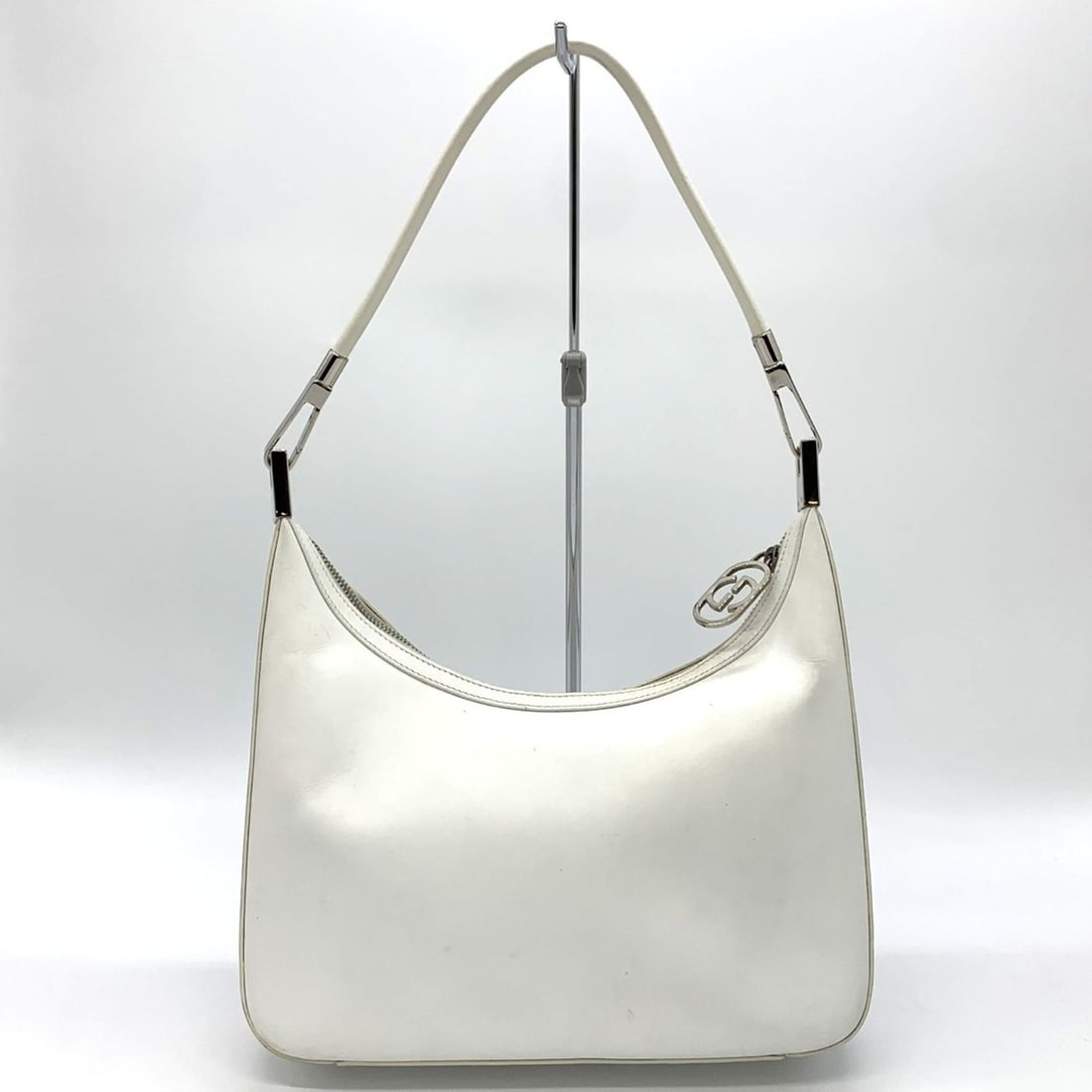 GUCCI 001 3812 Shoulder Bag, Leather, White, Women's, ITL90L7CJOUO-: --- Catalog ---Category: SizeSize (HxWxD): 22cm x 26cm x 5cm / 8.66'' x 10.23'' x 1.96''Category: DesignType: Shoulder bagColor: WhiteGender: WomenMaterial: Leather Category: GeneralMPN: 001 3812Brand