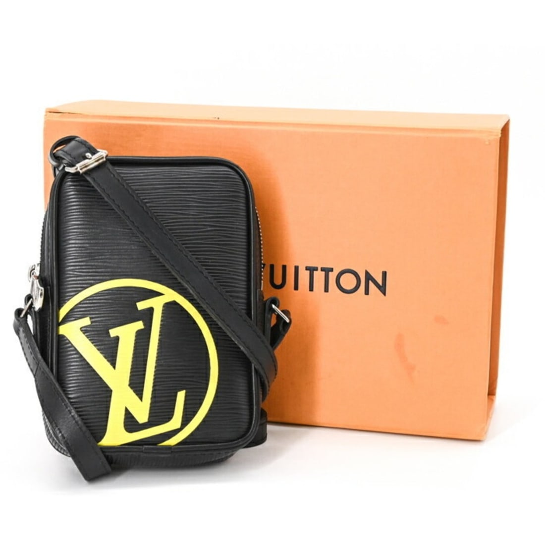 LOUIS VUITTON LV Circle Danube PM Body Bag/Waist Pouch in Noir Epi Leather, M55120: --- Catalog ---Category: SizeSize (HxWxD): 16.5cm x 11cm x 4cm / 6.49'' x 4.33'' x 1.57''Category: DesignType: Sling bagColor: BlackGender: Men,WomenMaterial: Epi leather Category: GeneralMPN: M55120B