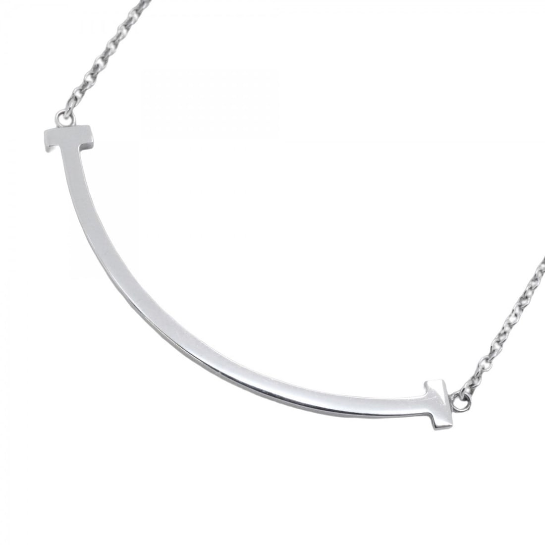 Tiffany T Smile Small Necklace in 18K White Gold for Women: --- Catalog ---Category: SizePendant Size: 9.8mm x 37.8mm / 0.38'' x 1.48''Neck Circumference: 41 cm - 46 cm / 16.14'' - 18.11''Category: DesignGender: WomenMaterial: White gold (18K)Necklace Type: Ne