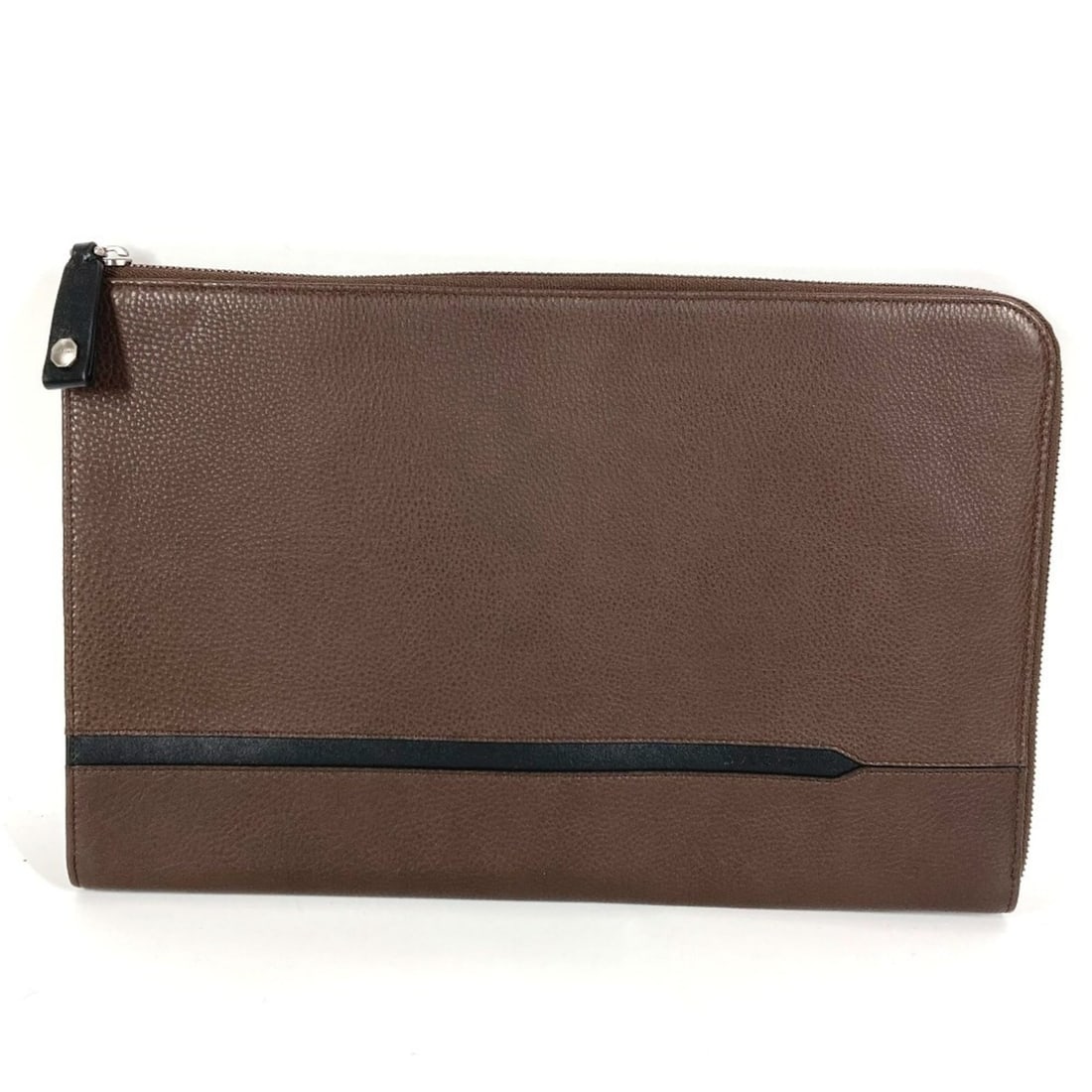BVLGARI L-shaped zipper logo clutch bag, leather, brown, for men and women: --- Catalog ---Category: SizeSize (HxWxD): 22.5cm x 35cm / 8.85'' x 13.77''Category: DesignType: Clutch bagColor: Black, BrownGender: Men,WomenMaterial: Leather Category: GeneralBrand: BvlgariCountry