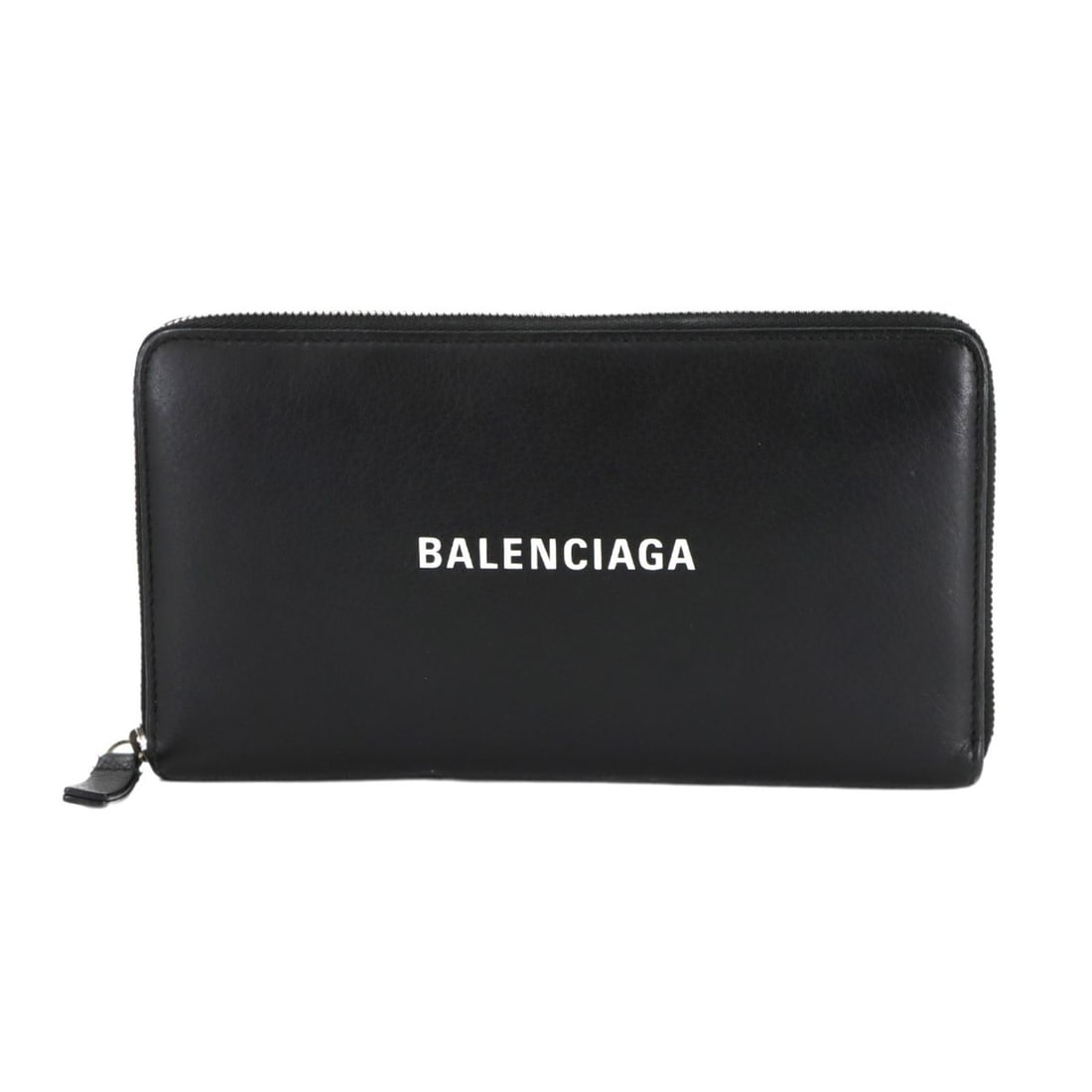 Balenciaga Everyday Round Long Wallet in Black Leather (551935): --- Catalog ---Category: SizeSize (HxWxD): 10.5cm x 19cm x 2cm / 4.13'' x 7.48'' x 0.78''Category: DesignType: Long wallet (bi-fold)Color: BlackGender: Women,MenMaterial: Leather Category: GeneralMPN: