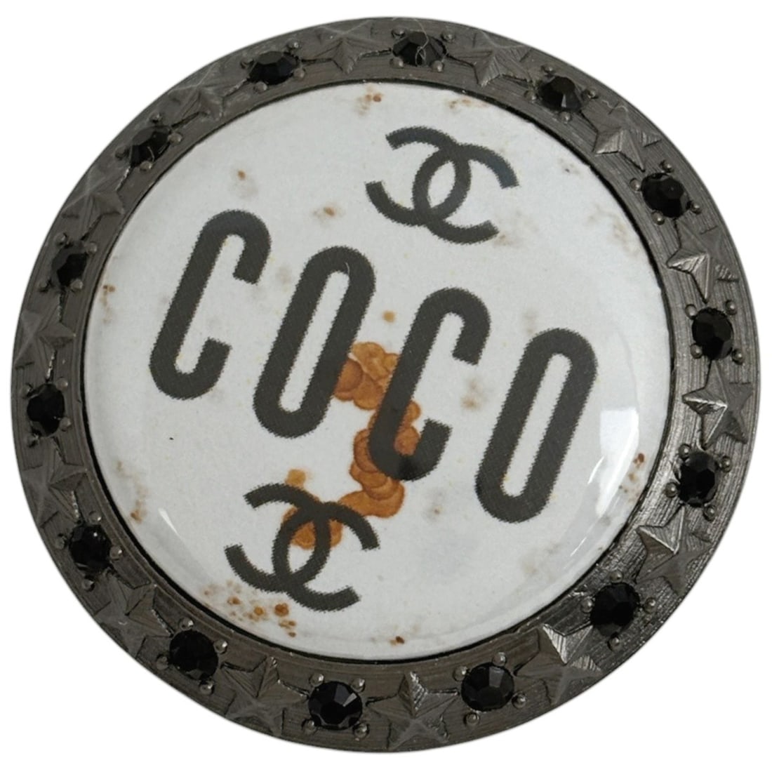 CHANEL Coco Mark Round Brooch Logo Star Metal Silver White Women's: --- Catalog ---Category: SizeSize (HxWxD): 3.1cm x 3.1cm / 1.22'' x 1.22''Category: DesignType: BroochColor: Silver, WhiteGender: WomenMaterial: MetalCategory: GeneralBrand: Chanel--- Item List ---Sec